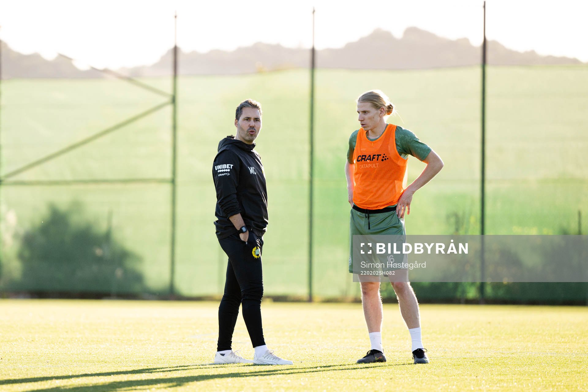 Hammarbys tränare Martí Cifuentes och Gustav Ludwigson under en fotbollsträning med Hammarby den 2 februari 2022 i Marbella. 