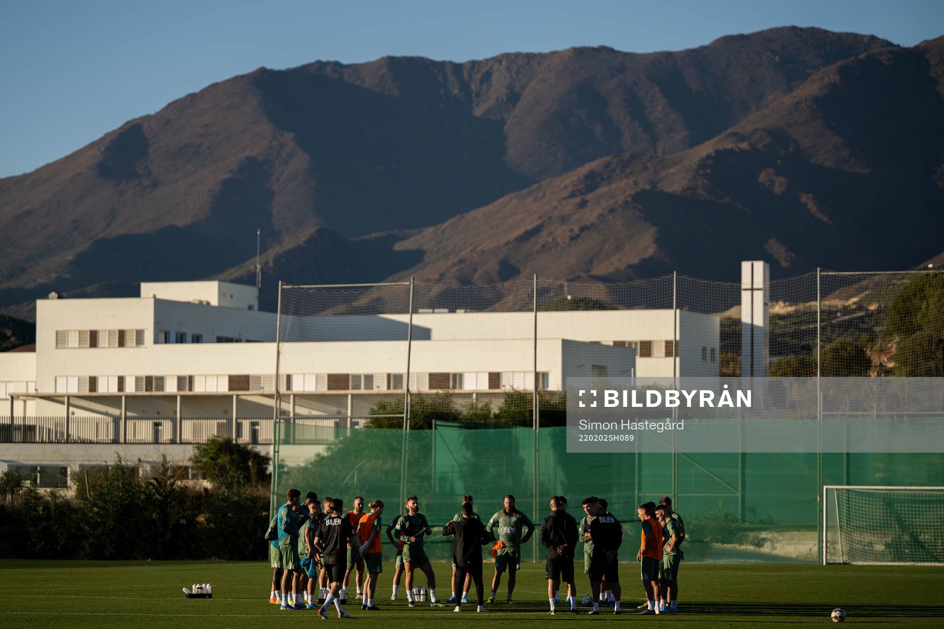 Spelarna och ledare samlade under en fotbollsträning med Hammarby den 2 februari 2022 i Marbella. 