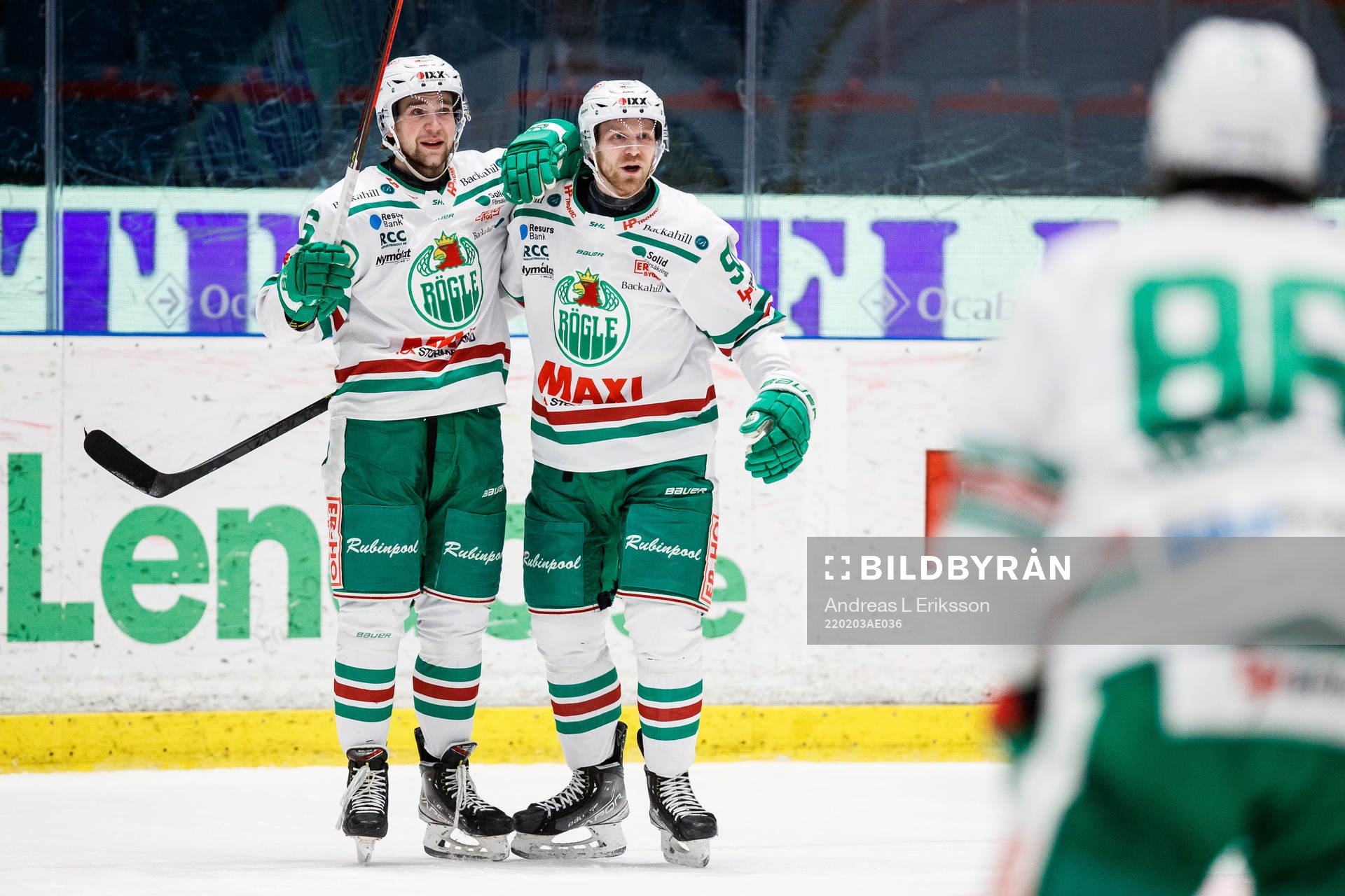 Rögles Lucas Ekeståhl-Jonsson (v) jublar med Ted Brithén