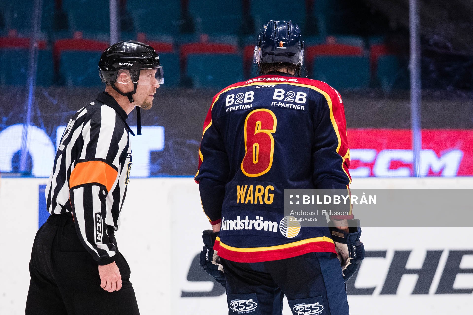Domare Andreas Harnebring talar med Djurgårdens Stefan Warg