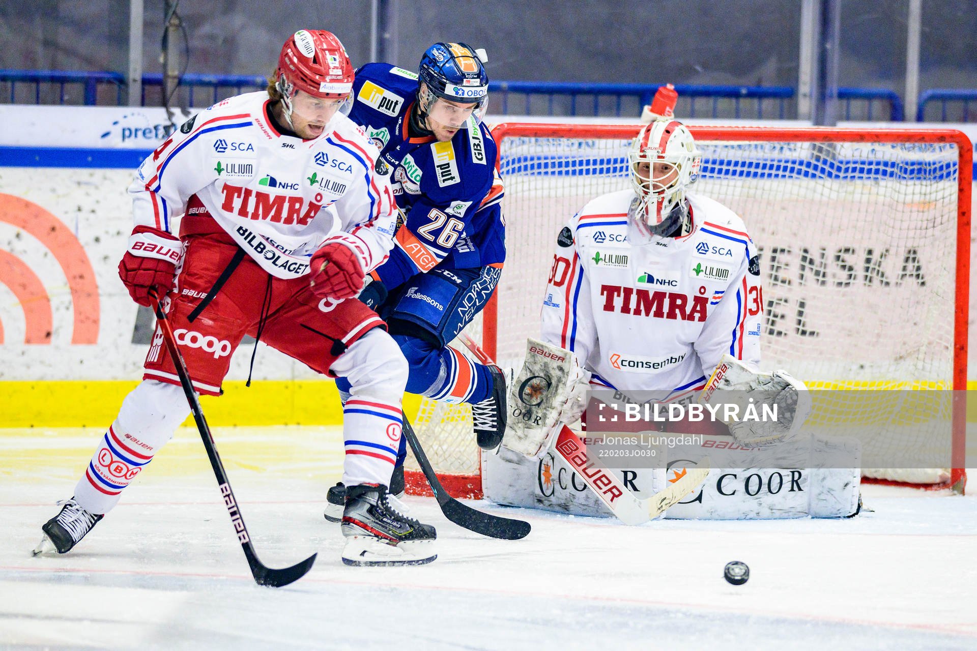 Växjös Joel Kellman mellan Timrås Albin Carlsson och
