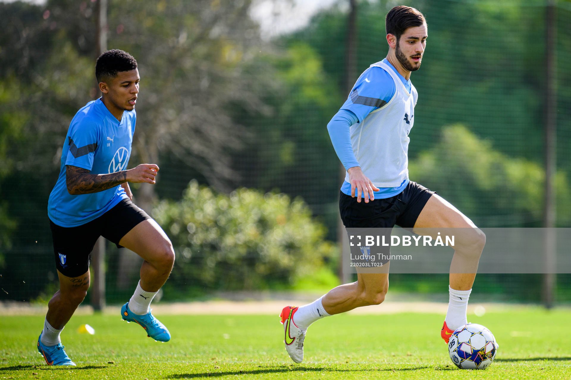 Romain Gall och Adi Nalic under en fotbollsträning med Malmö FF den 3 februari 2022 i Marbella. 
