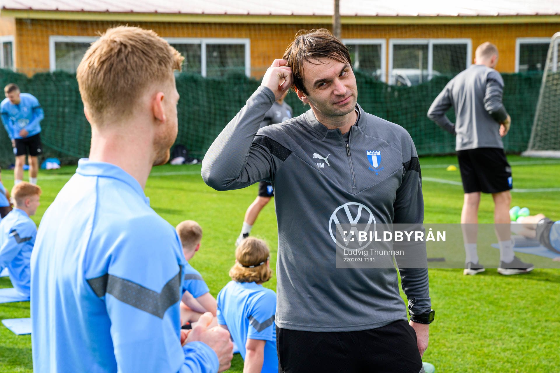 Anders Christiansen i samtal med tränare Milos Milojevic under en fotbollsträning med Malmö FF den 3 februari 2022 i Marbella. 