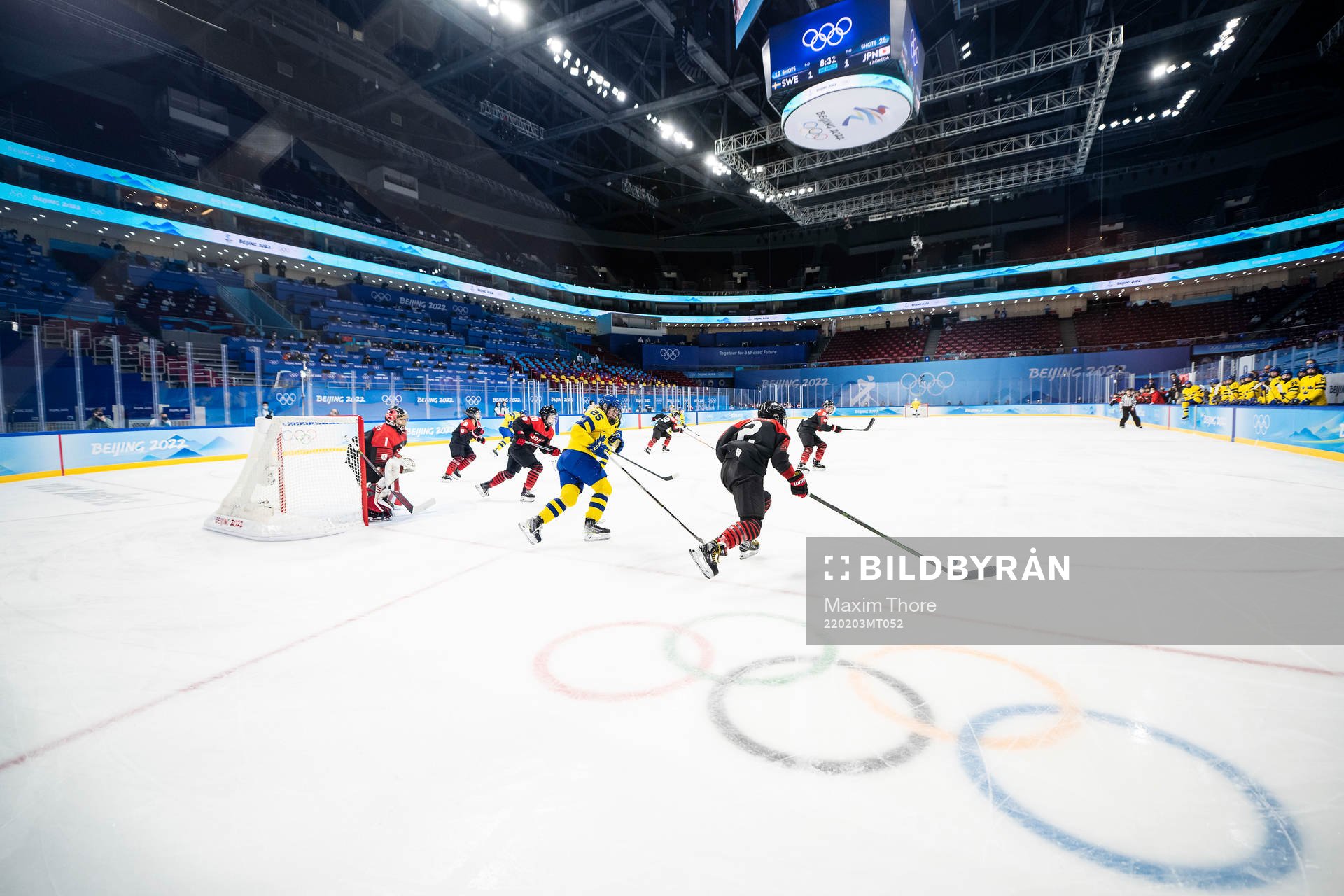 Lina Ljungblom of Sweden and Shiori Koike of Japan in the