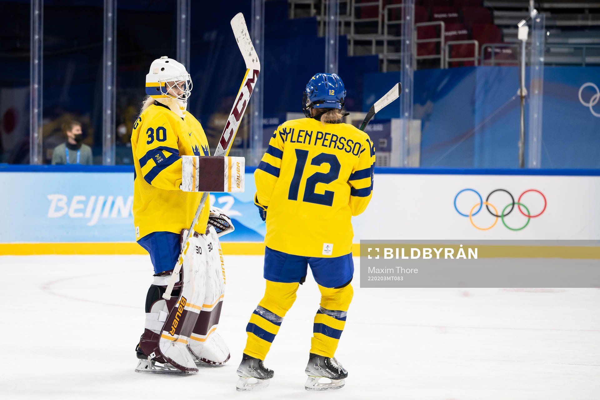Goaltender Emma Söderberg and Maja Nylen-Persson of Sweden