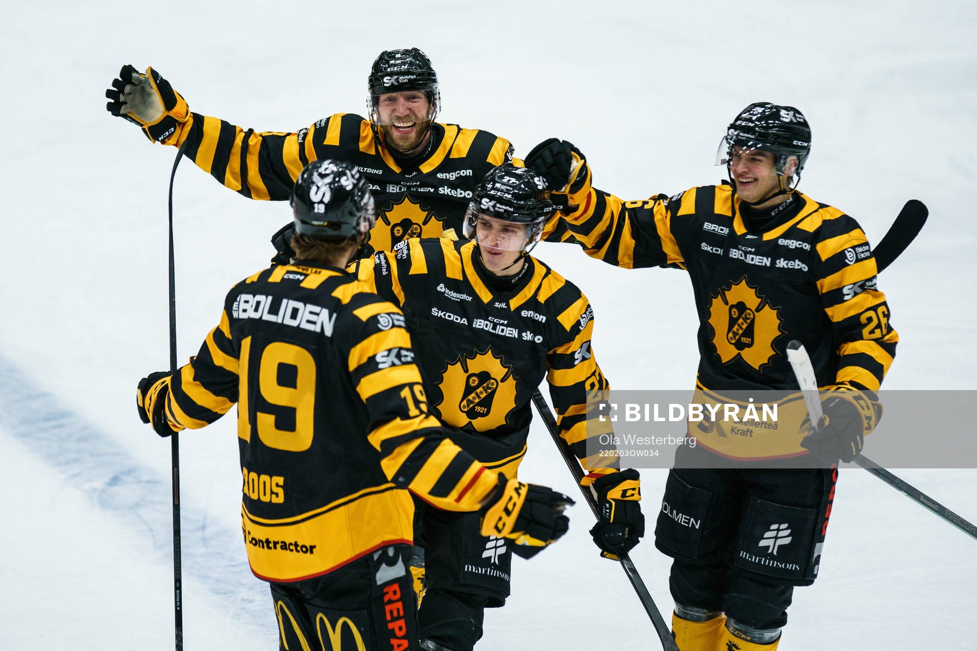 Skellefteås Filip Roos jublar med lagkamrater