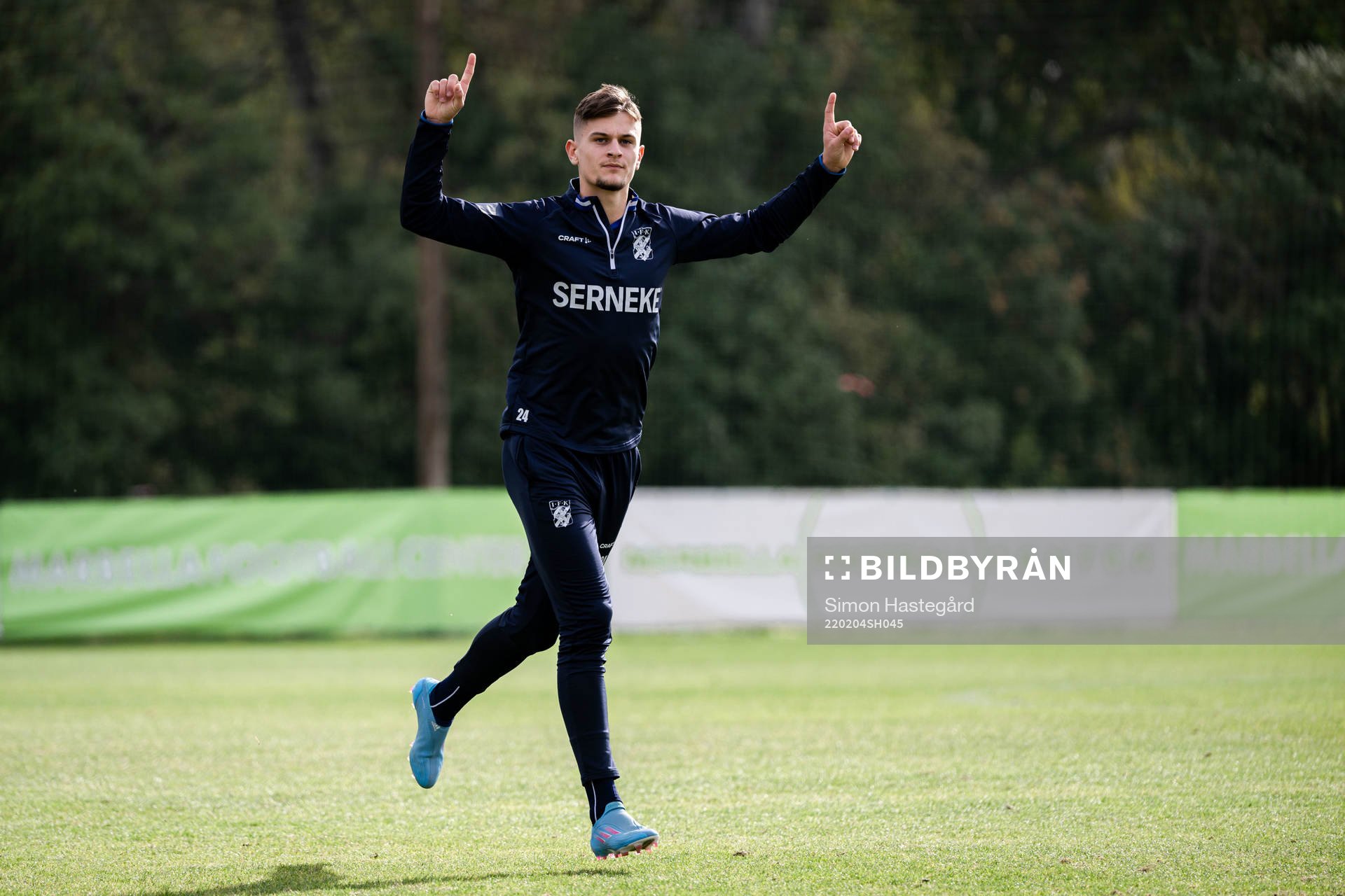 Filip Ambroz jublar under en fotbollsträning med IFK Göteborg den 4 februari 2022 i Marbella. 