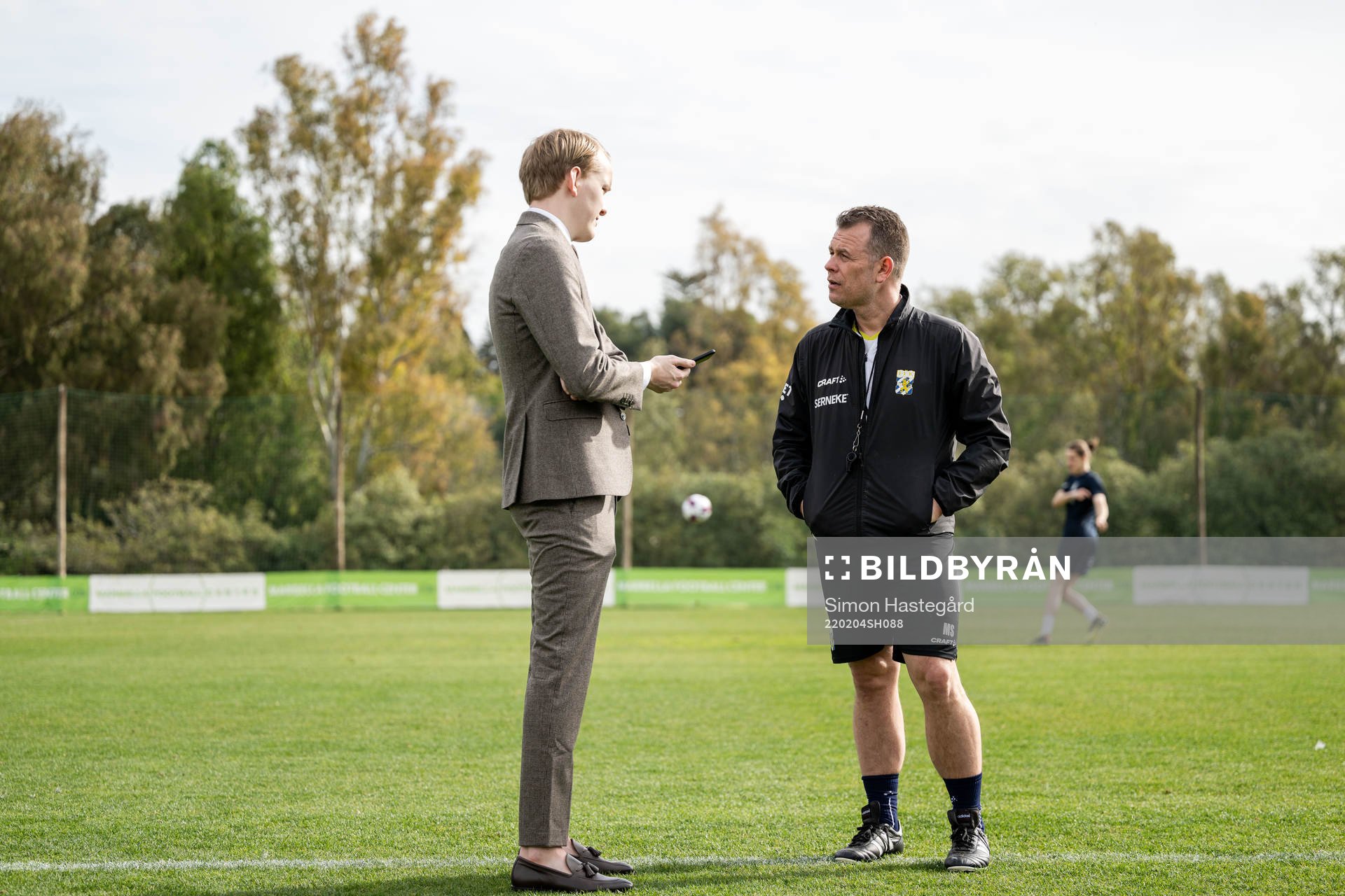  Tränare Mikael Stahre intervjuas efter en fotbollsträning med IFK Göteborg den 4 februari 2022 i Marbella. 