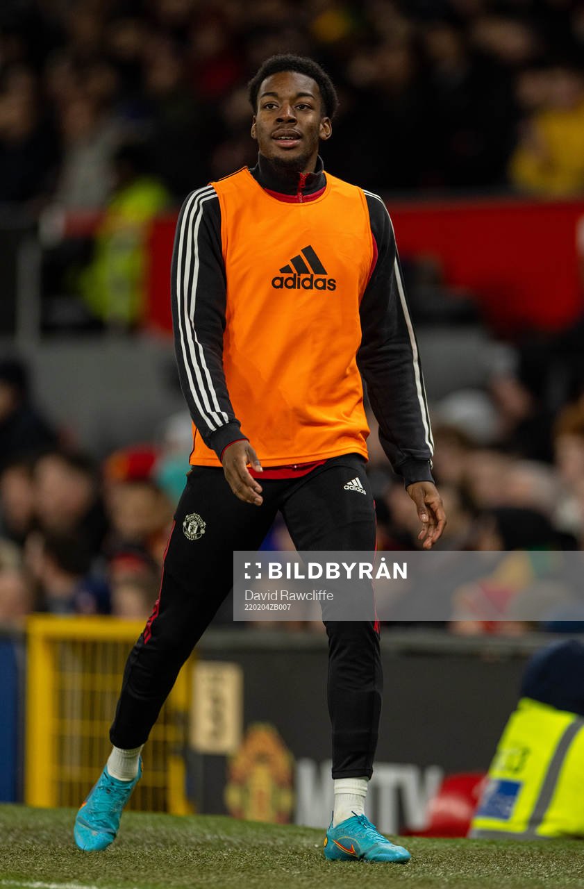 Manchester Uniteds Anthony Elanga värmer upp
