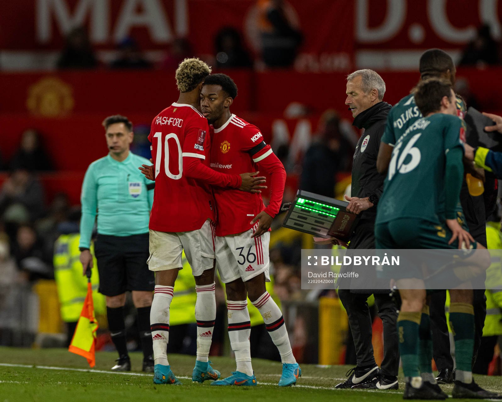 Manchester Uniteds Anthony Elanga byts in