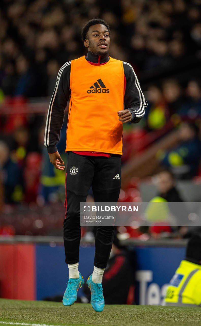 Manchester Uniteds Anthony Elanga värmer upp