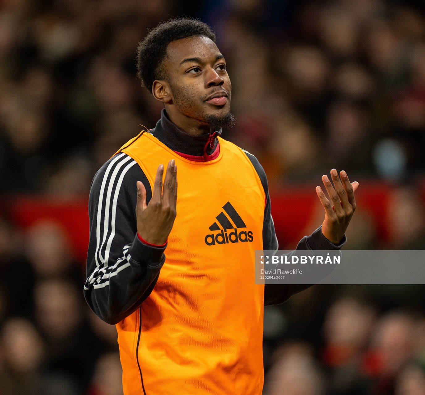 Manchester Uniteds Anthony Elanga värmer upp under fotbollsmatchen i FA-cupen mellan Manchester United och Middlesbrough den 4 februari 2022 i Manchester.