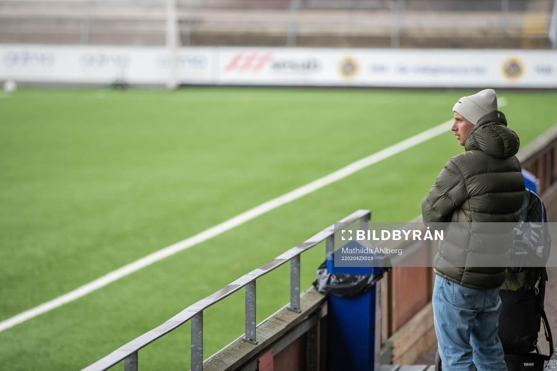 Andreas Wik på läktaren med barnvagn