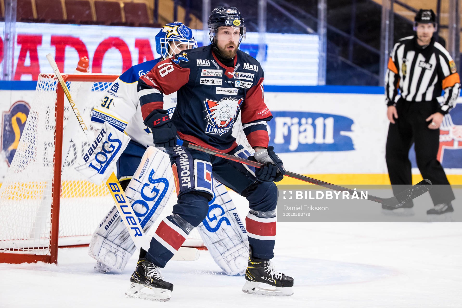 Linköpings Alexander Johansson framför Leksands målvakt