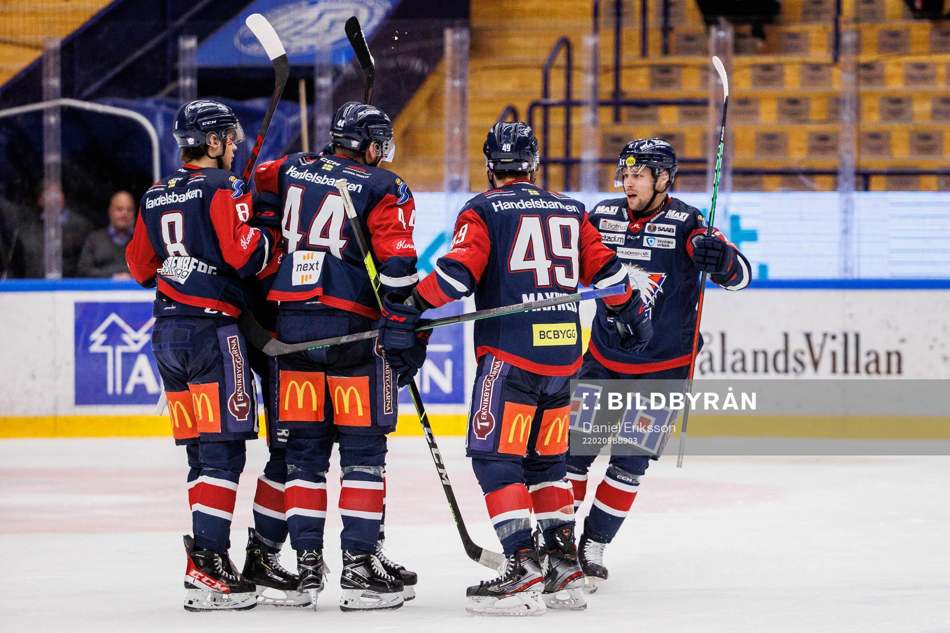 Linköpings Jonas Junland jublar med lagkamrater