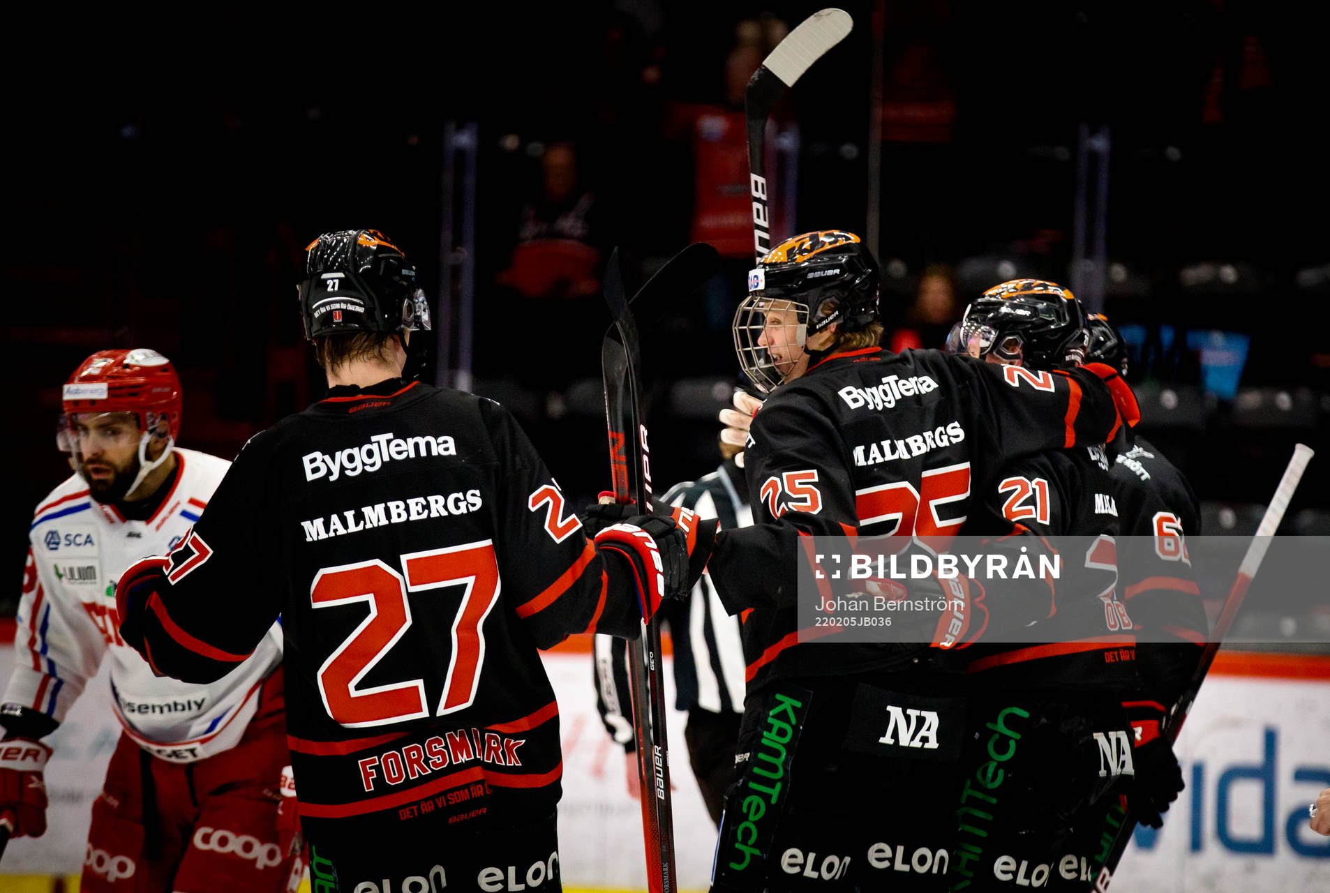 Örebros Linus Öberg gör 2-1 och jublar med Simon