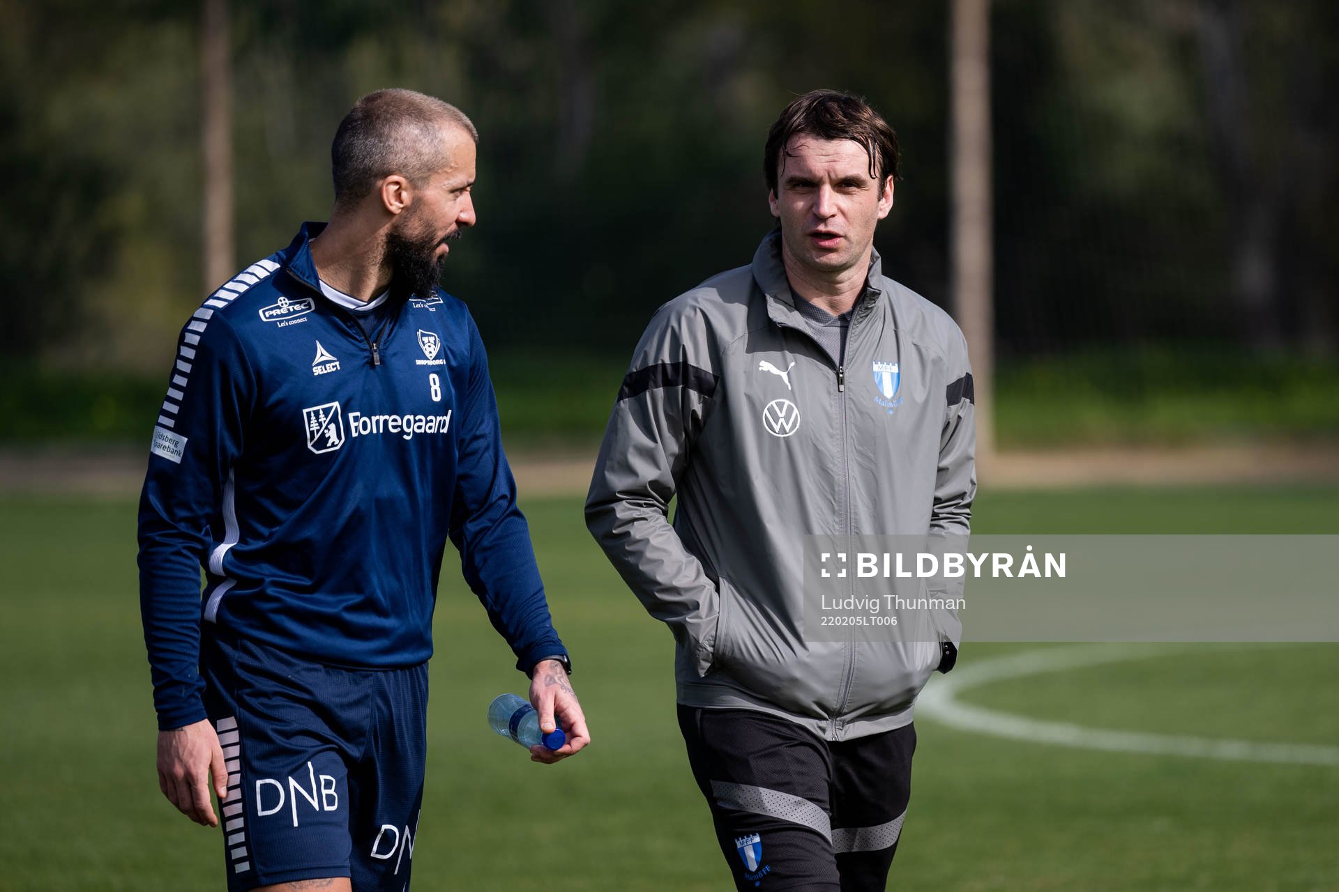 Sarpsborgs Guillermo Molins och Malmös tränare Milos Milojevic under en fotbollsträning med Malmö FF den 5 februari 2022 i Marbella. 