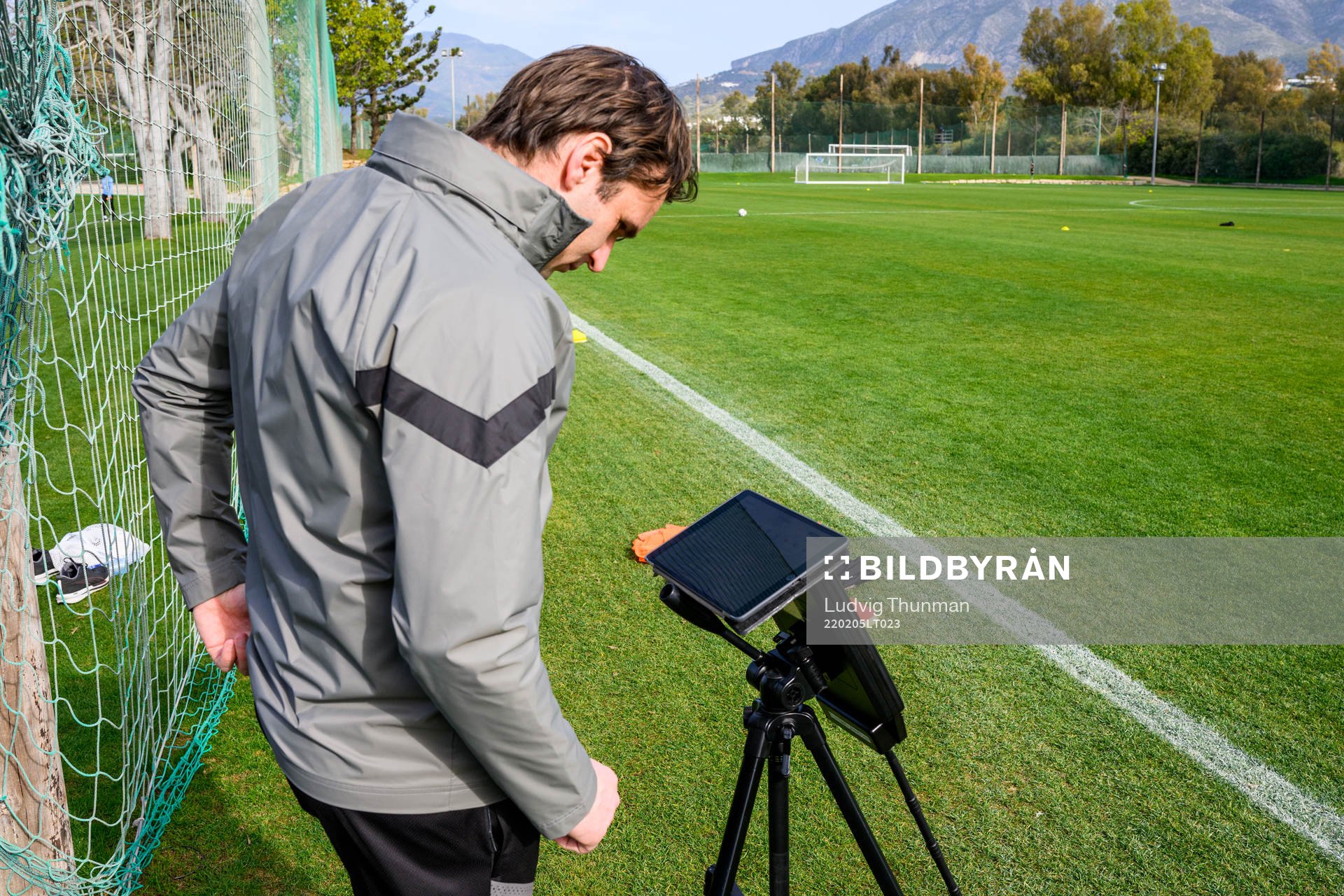 Tränare Milos Milojevic inspekterar en ipad som visar spelarnas rörelse genom Apex systemet under en fotbollsträning med Malmö FF den 5 februari 2022 i Marbella.
