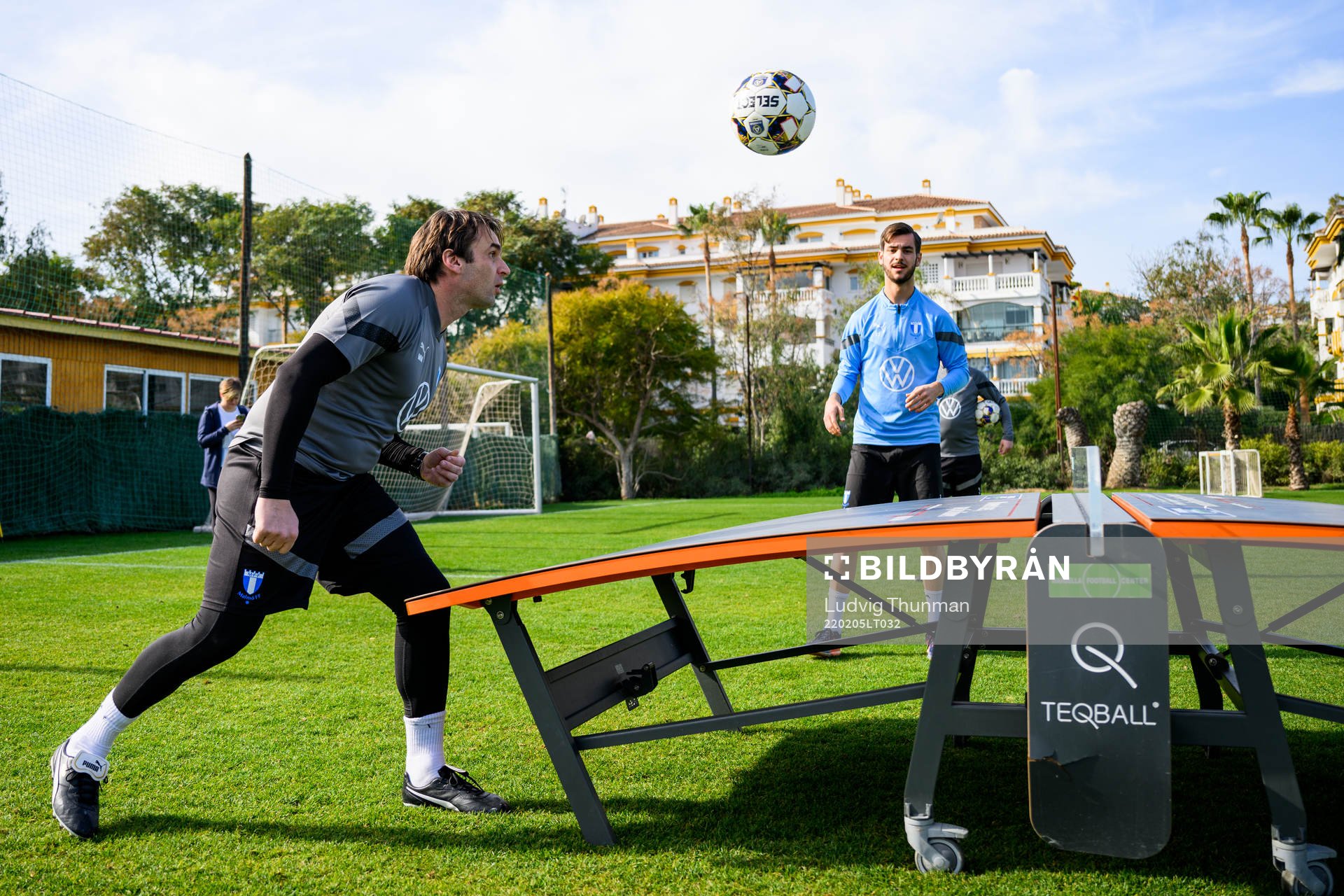 Adi Nalic och tränare Milos Milojevic spelar fotbollsgolf