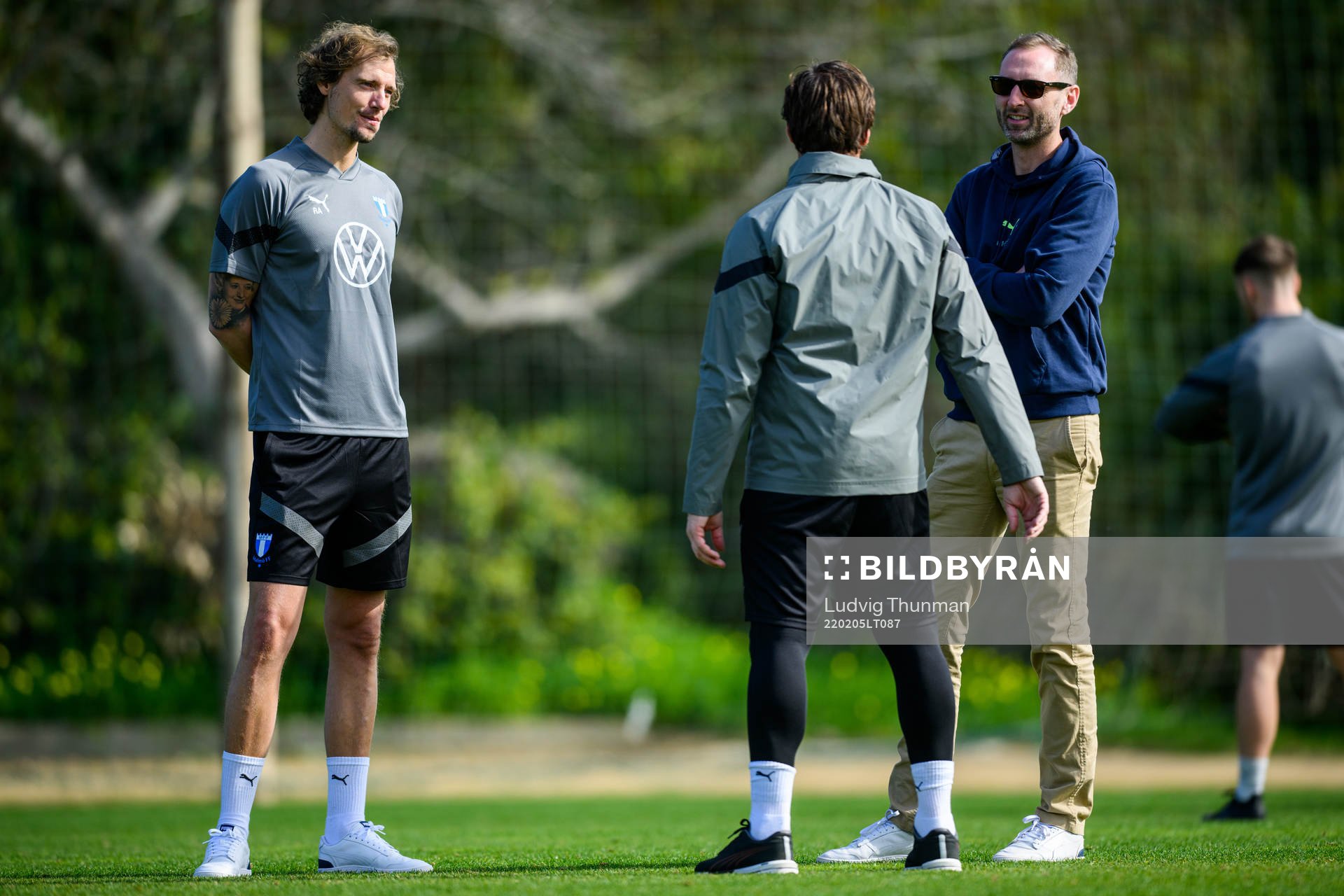 Scout Robin Asterhed, tränare Milos Milojevic och sportchef Andreas Georgson under en fotbollsträning med Malmö FF den 5 februari 2022 i Marbella.