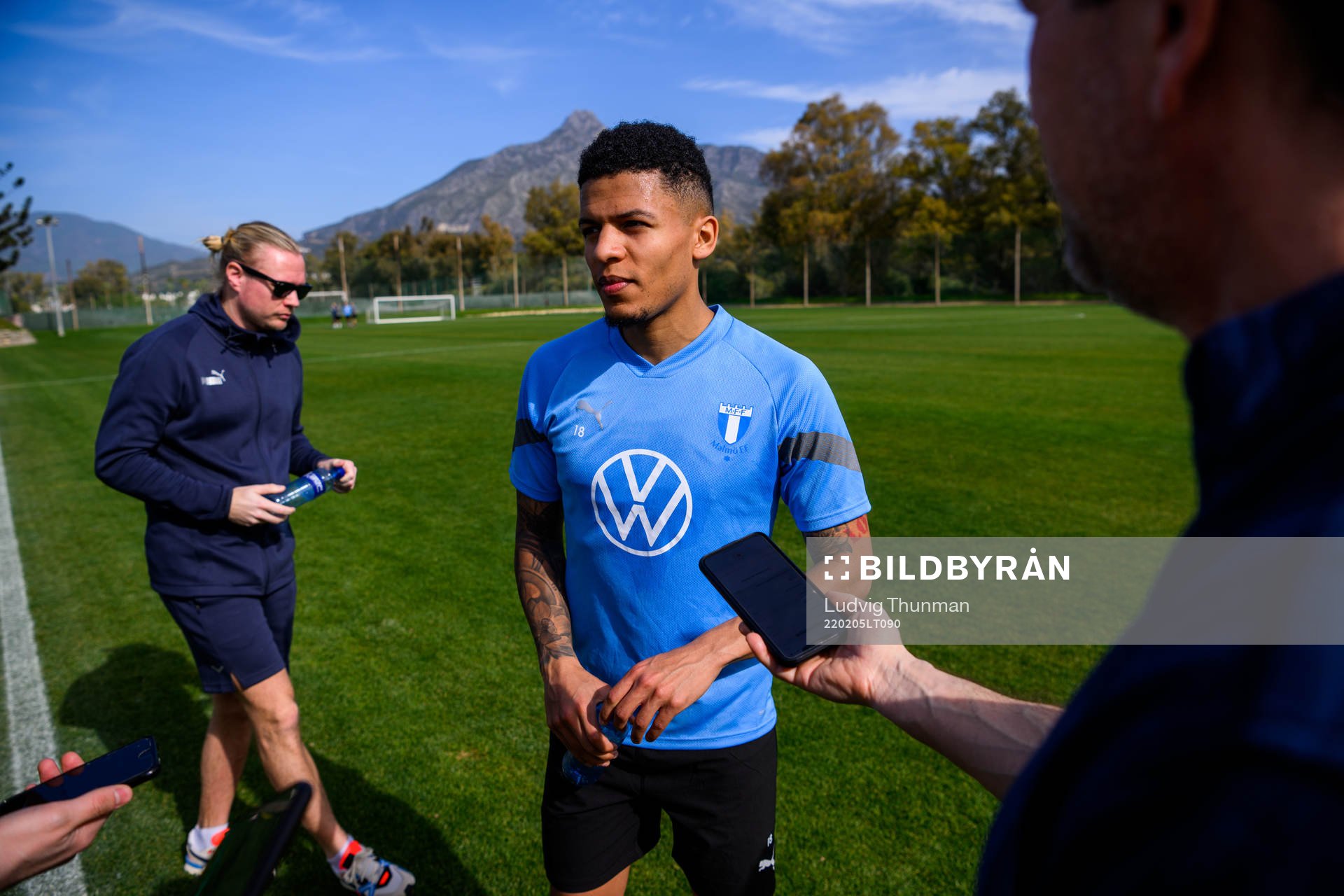 Romain Gall intervjuas av media efter en fotbollsträning med Malmö FF den 5 februari 2022 i Marbella. 