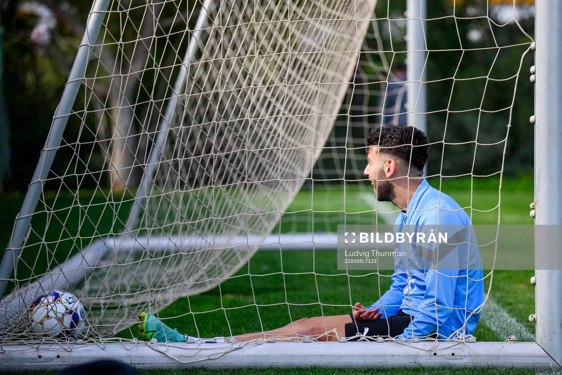 Erdal Rakip fastnar i målet efter att ha försökt rädda ett skott från Ola Toivonen (ej i bild) under en fotbollsträning med Malmö FF den 5 februari 2022 i Marbella.