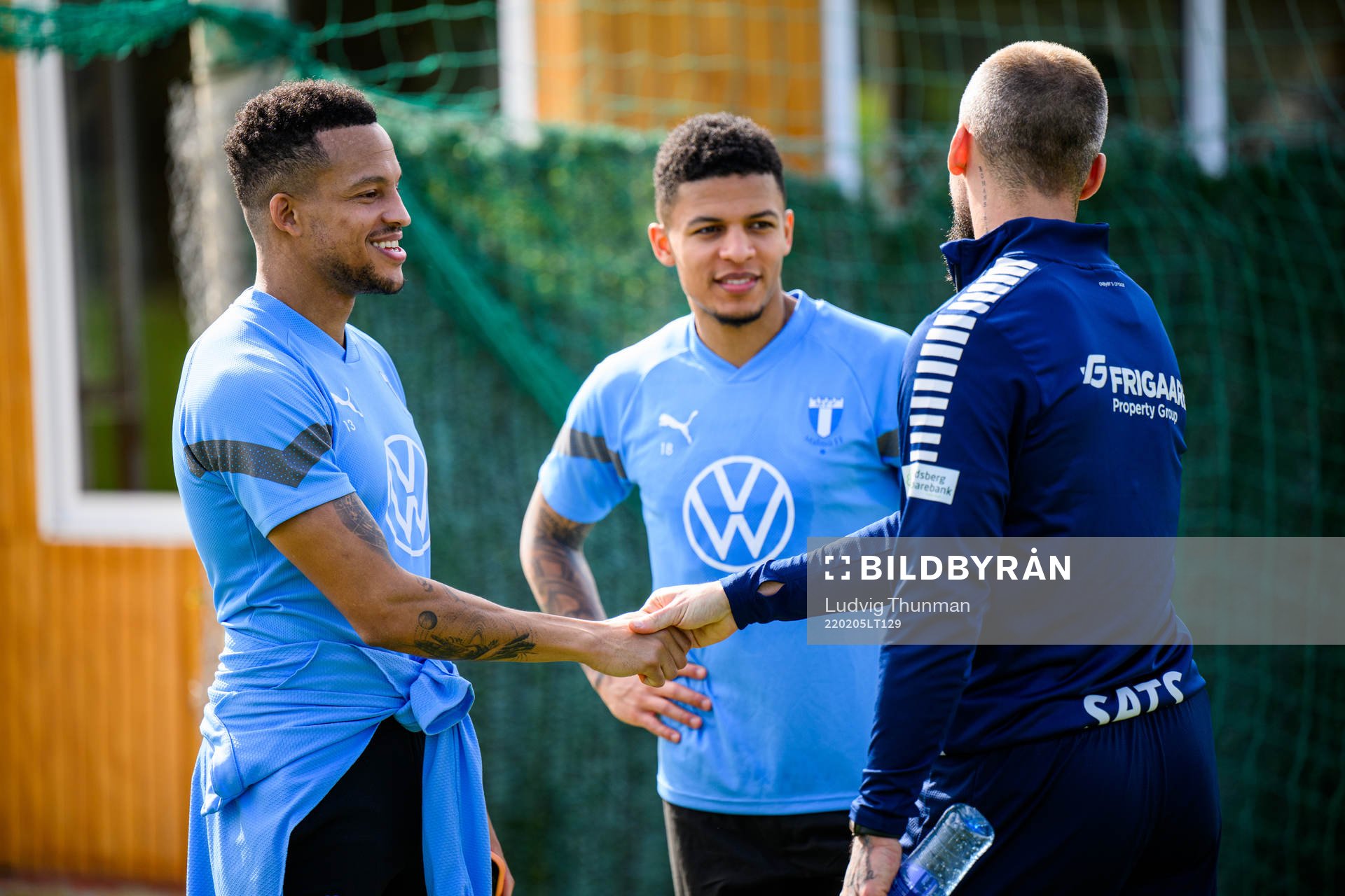 Sarpsborg 08 Guillermo Molins i samtal med Romain Gall och Martin Olsson under en träning med Malmö FF den 5 februari 2022 i Marbella.