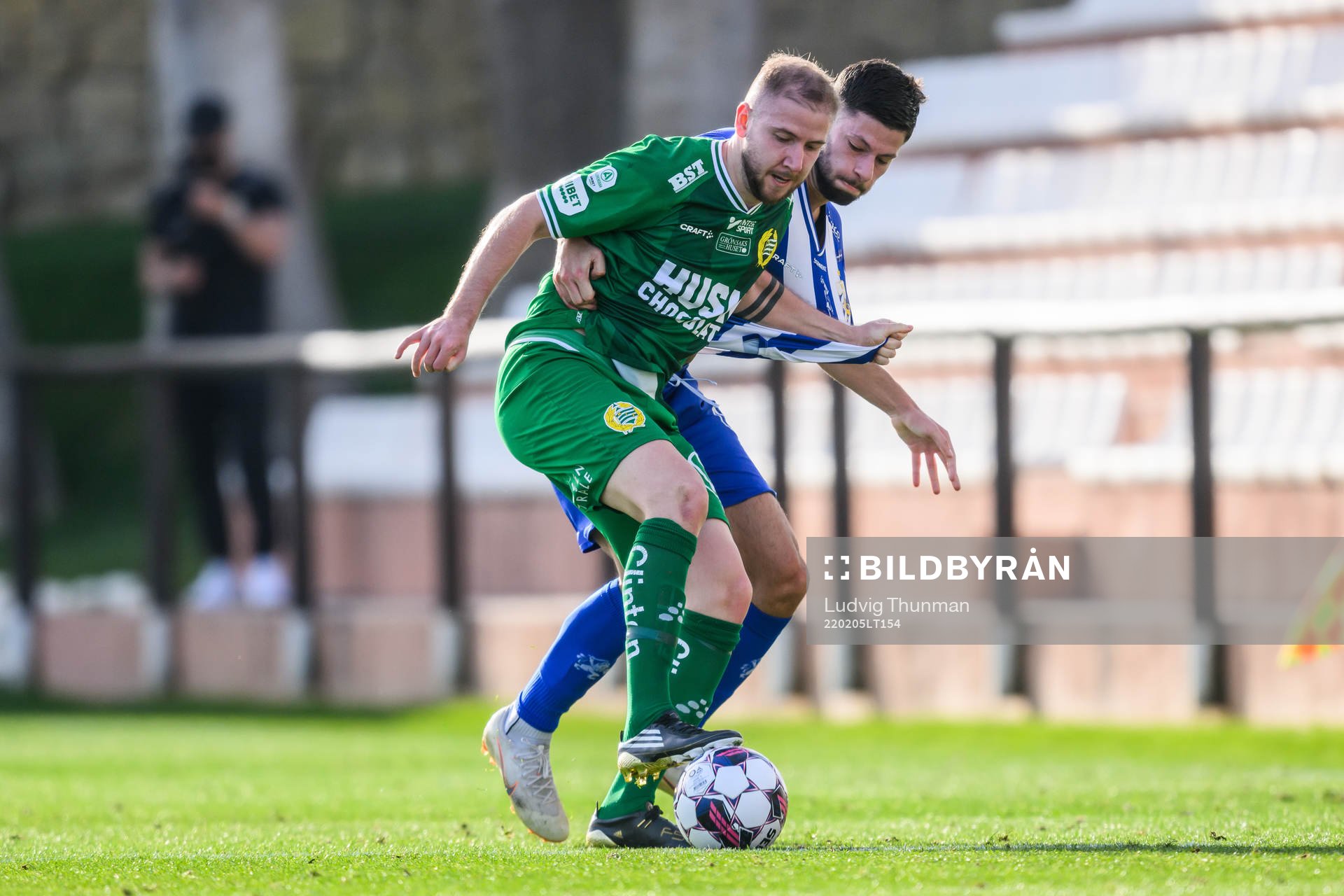 Hammarbys Darijan Bojanic och IFK Göteborgs Kevin Yakob under träningsmatchen i fotboll mellan Hammarby och IFK Göteborg den 5 februari 2022 i Marbella.