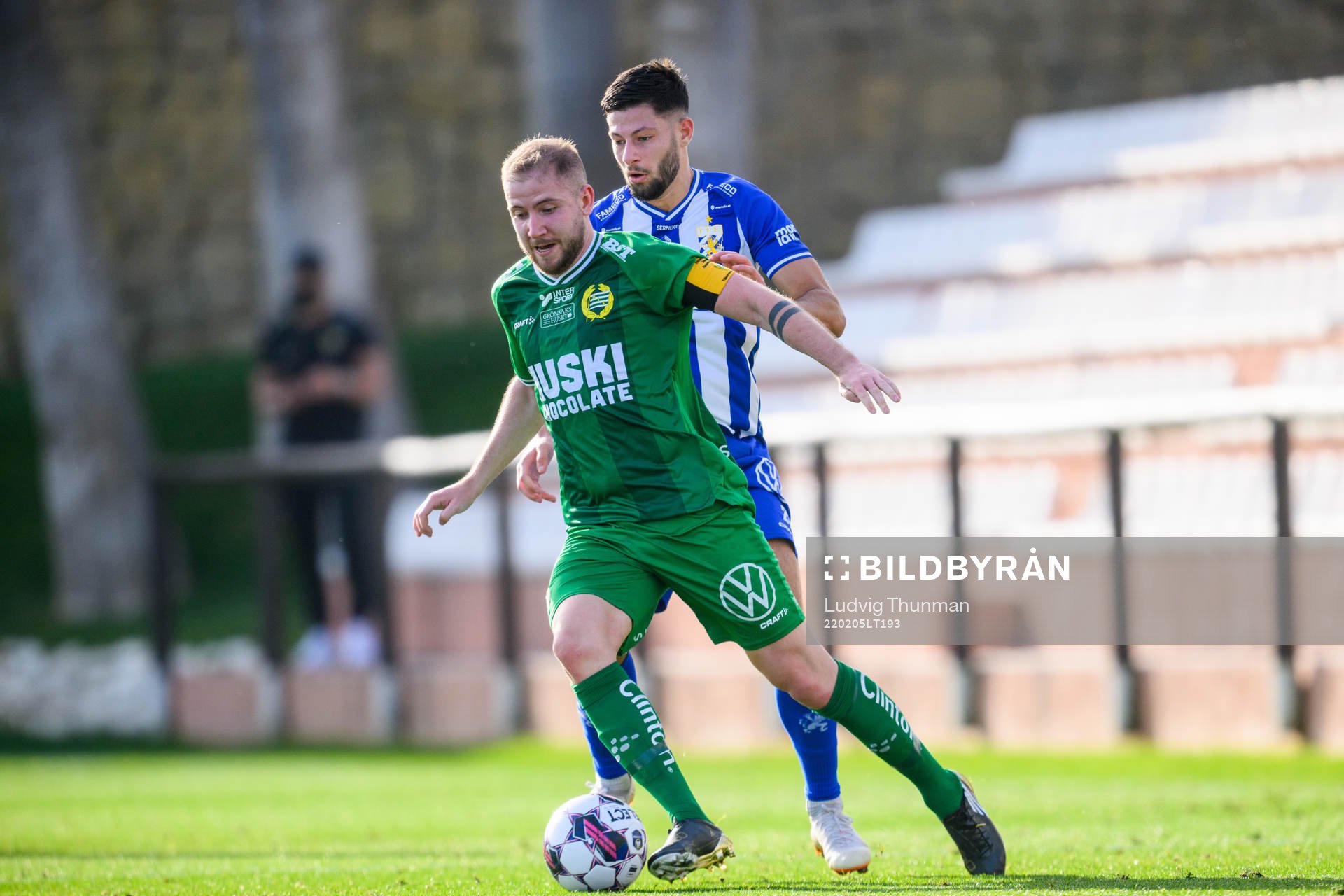 Hammarbys Darijan Bojanic och IFK Göteborgs Kevin Yakob under träningsmatchen i fotboll mellan Hammarby och IFK Göteborg den 5 februari 2022 i Marbella.