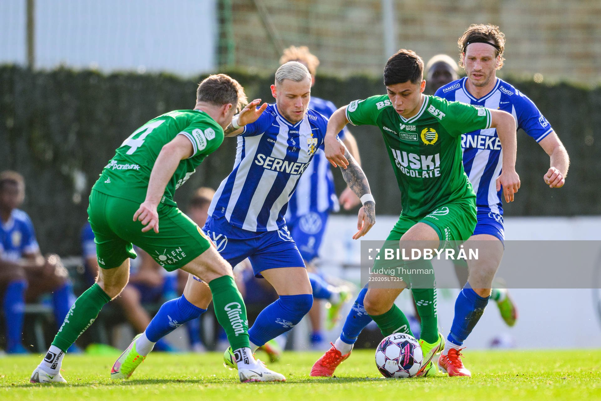 Hammarbys Richard Magyar och Alper Demirol i en kamp mot IFK Göteborgs Erik Sorga och Mattias Bjärsmyr under träningsmatchen i fotboll mellan Hammarby och IFK Göteborg den 5 februari 2022 i Marbella.