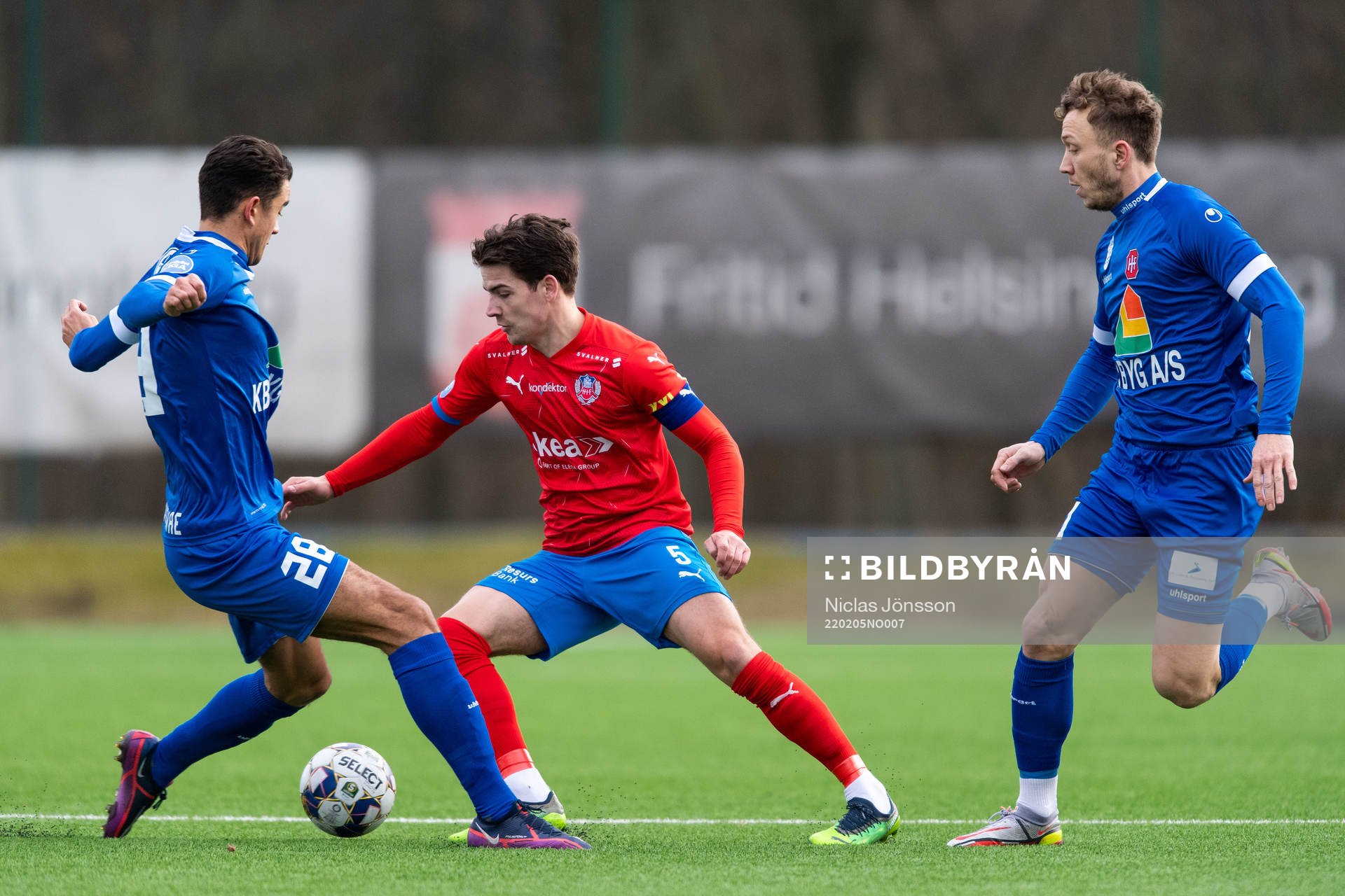 Helsingborgs Brandur Hendriksson Olsen och Hvidovre Fredrik Carlsen under träningsmatchen i fotboll mellan Helsingborg och Hvidovre den 5 februari 2022 i Helsingborg.