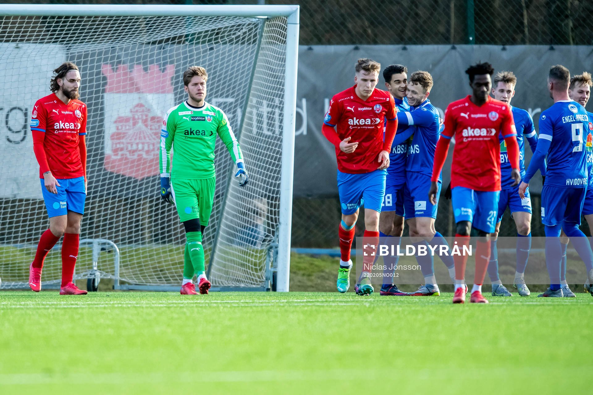 Helsingborgs Ali Suljic och målvakt Kalle Joelsson deppar