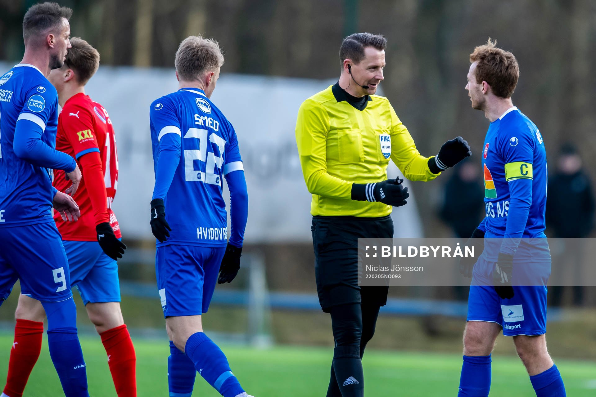 Domare Andreas Ekberg samspråk med Hvidovres Christopher Østberg under träningsmatchen i fotboll mellan Helsingborg och Hvidovre den 5 februari 2022 i Helsingborg.