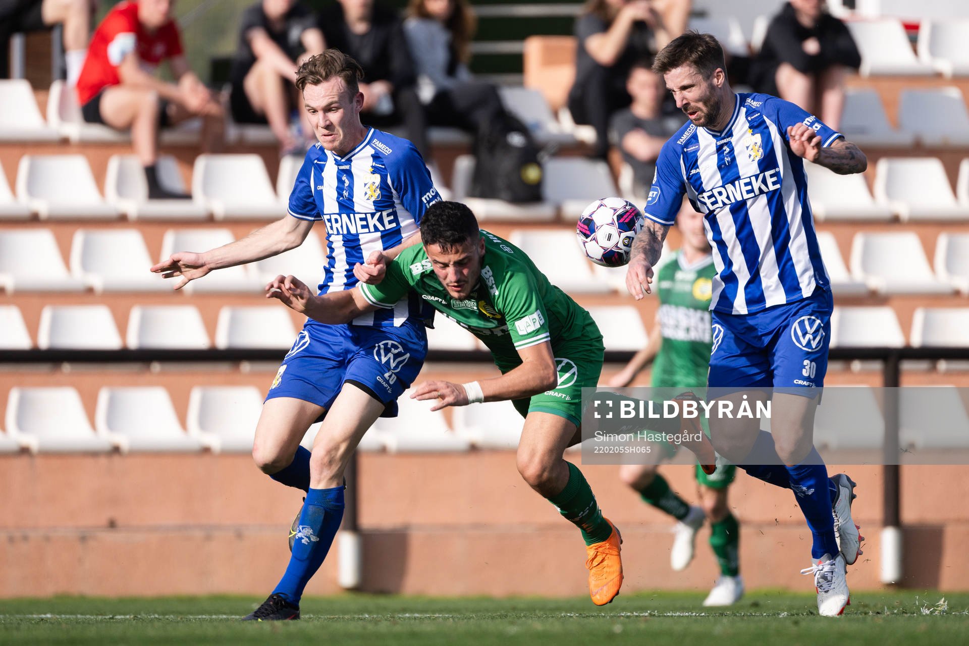 Hammarbys Astrit Selmani i en kamp mot IFK Göteborgs