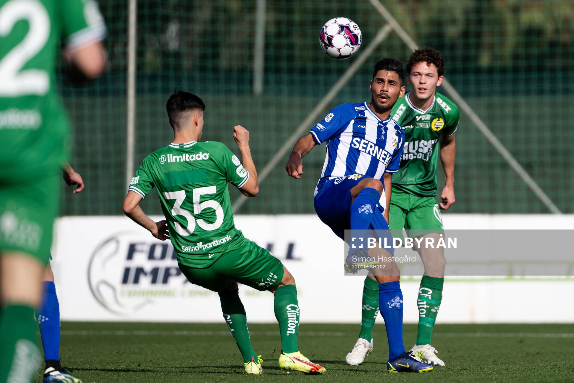 IFK Göteborgs Hosam Aiesh i en kamp mot Hammarbys Kalle
