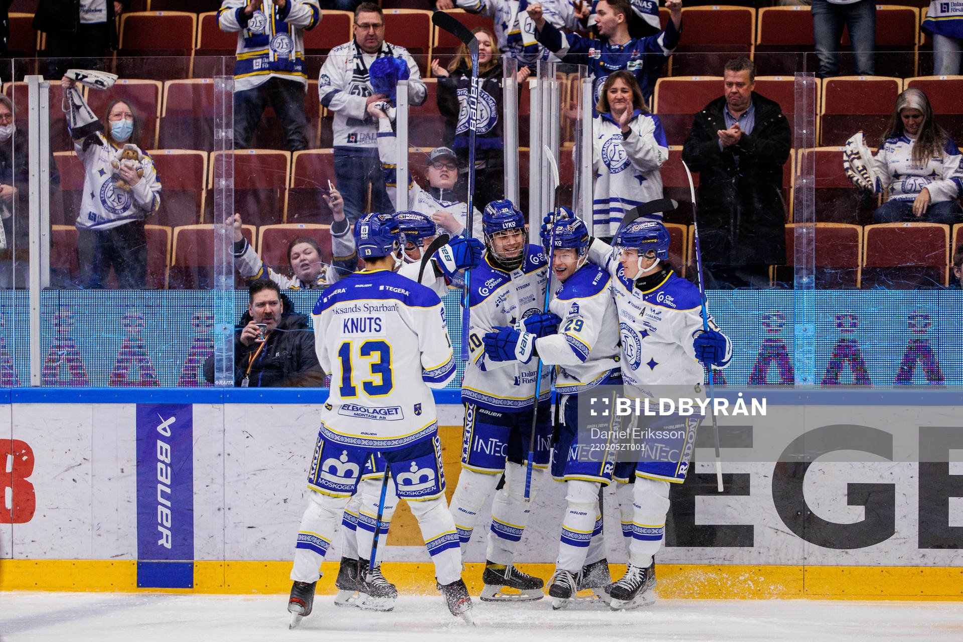 Leksands Emil Heineman jublar med lagkamratwer