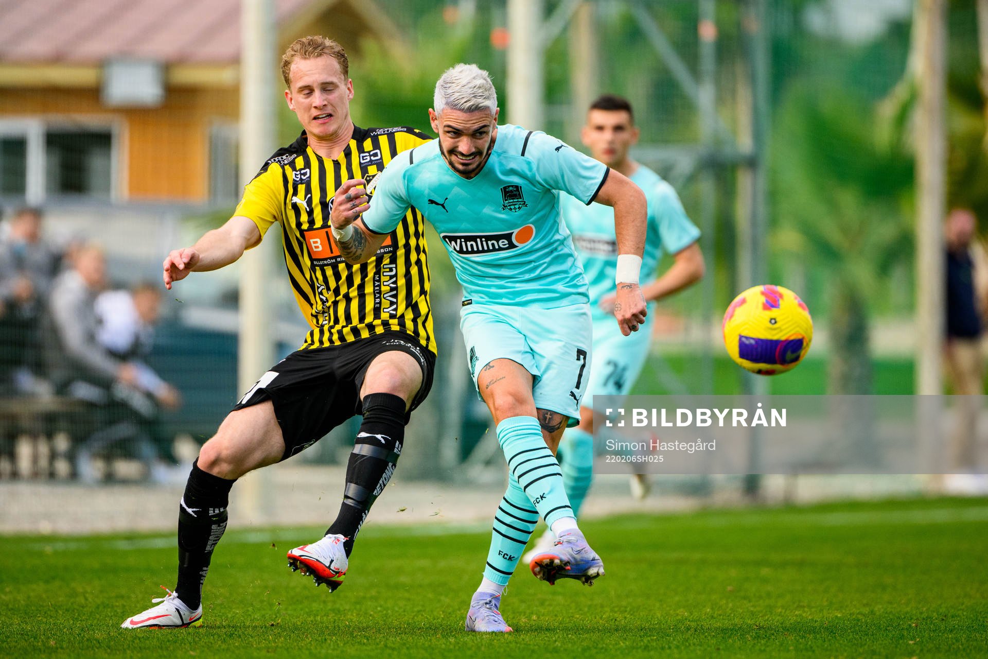 Gustav Berggren of Häcken och Rémy Cabella of Krasnodar