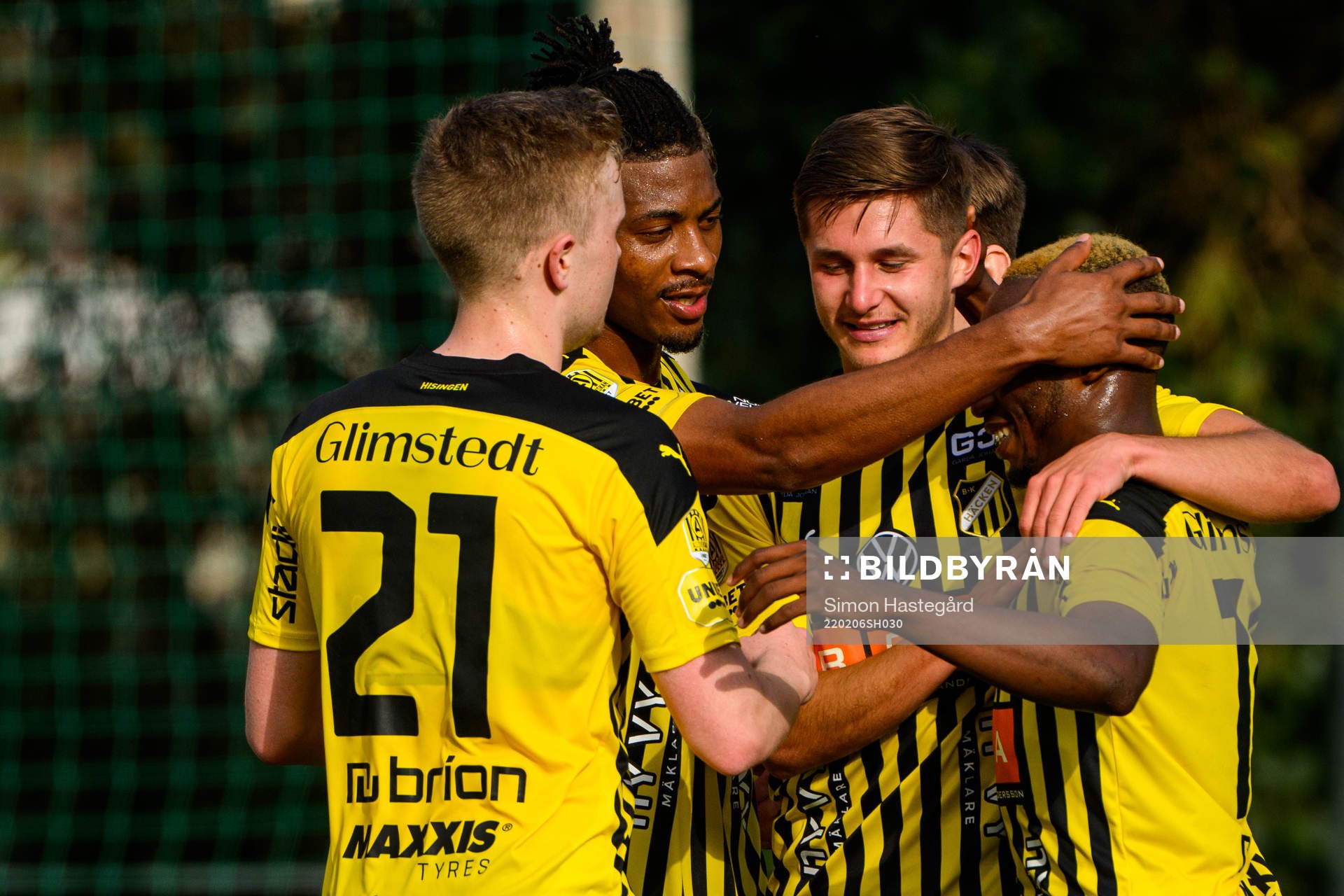 Leo Bengtsson of Häcken celebrates with his teammates