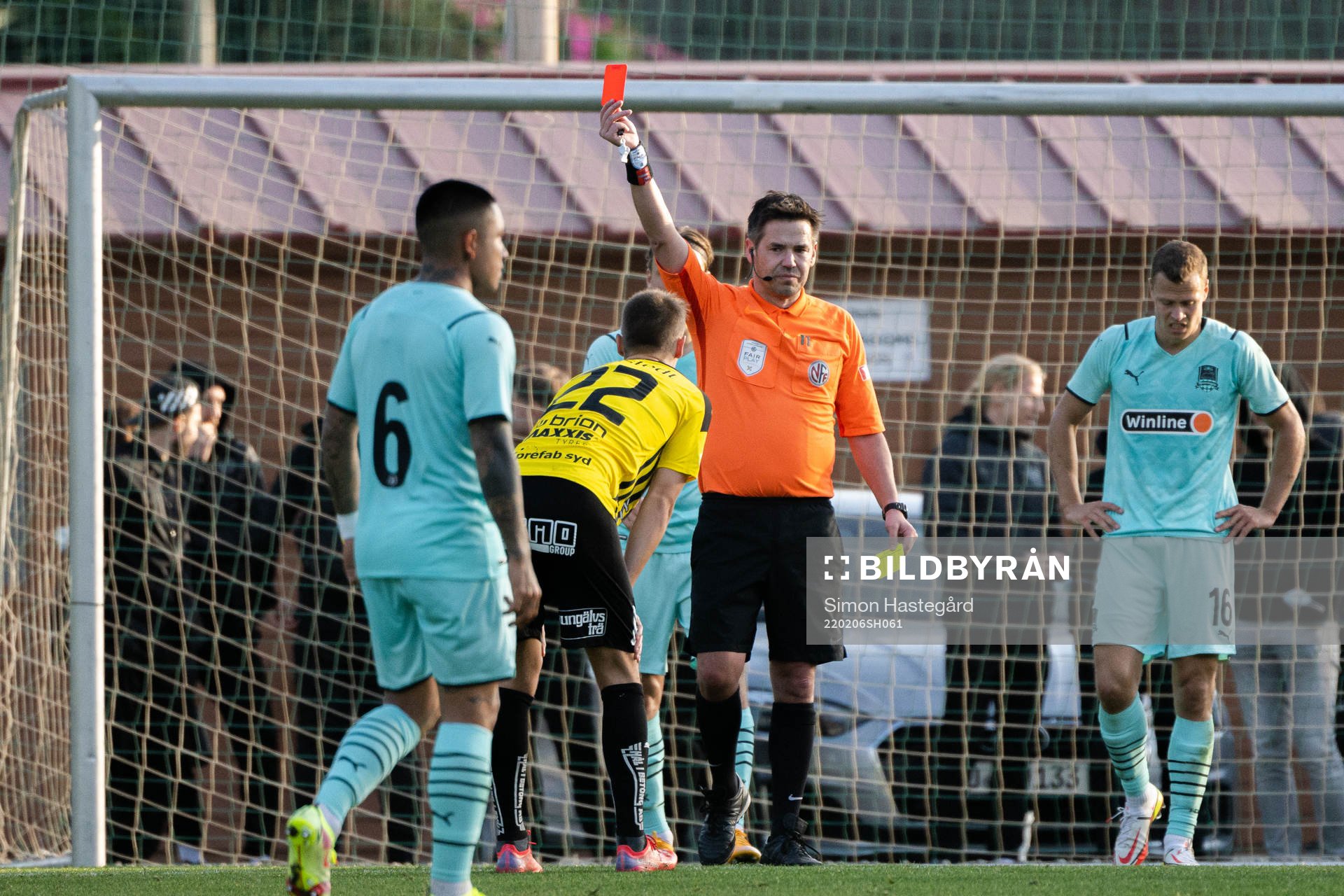 Tobias Carlsson of Häcken receives a red card