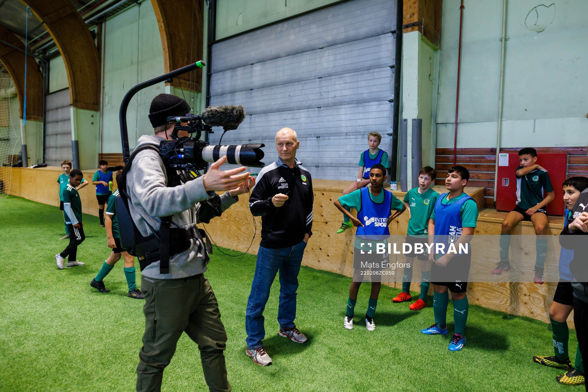 Ett filmteam tittar på Bodens BK FF pojkar 09/10
