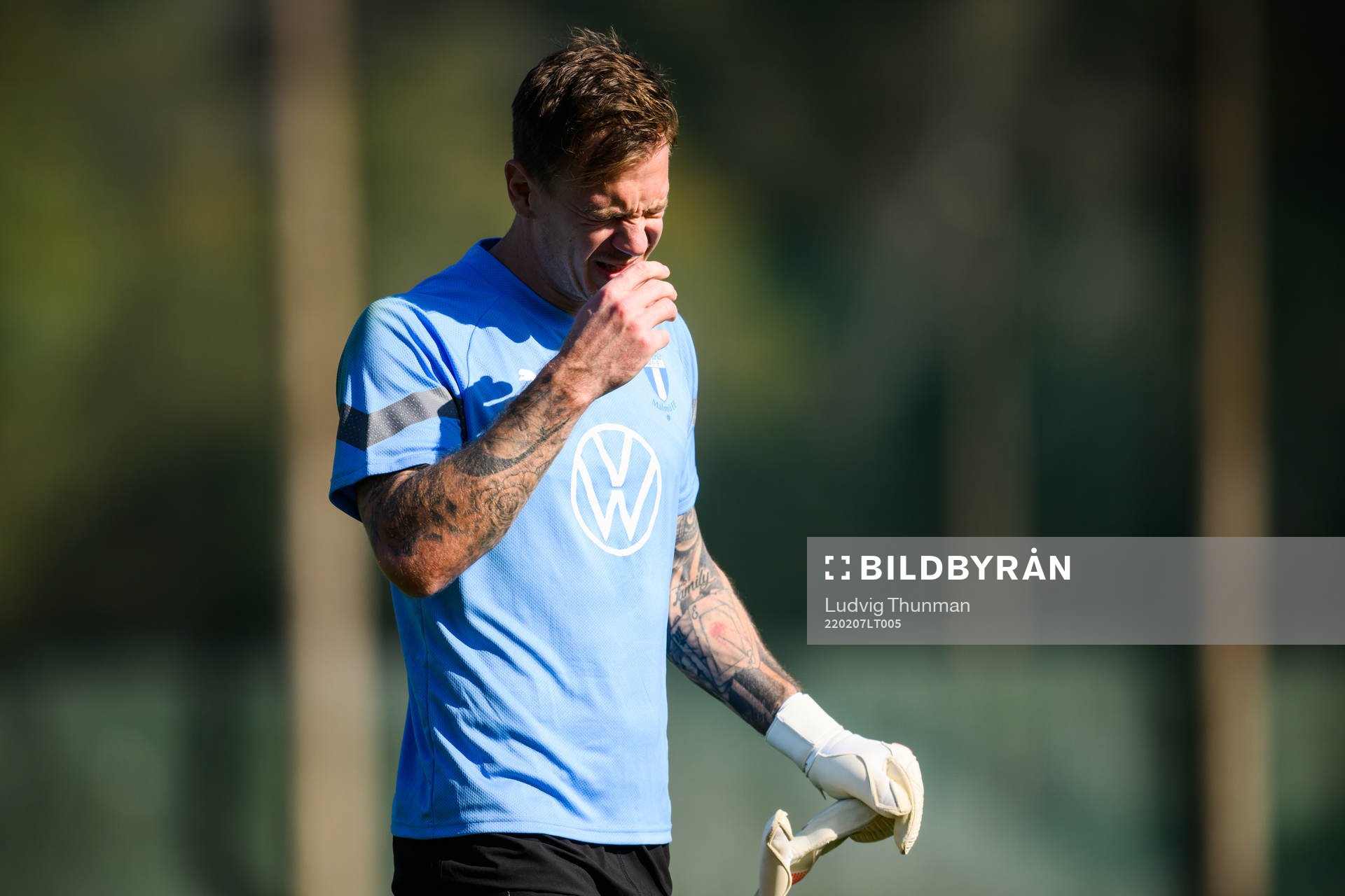 Malmö FFs målvakt Johan Dahlin har ont