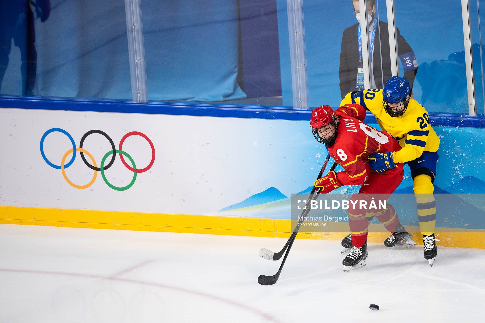 Qiqi Lin of China and Paula Bergström of Sweden in the