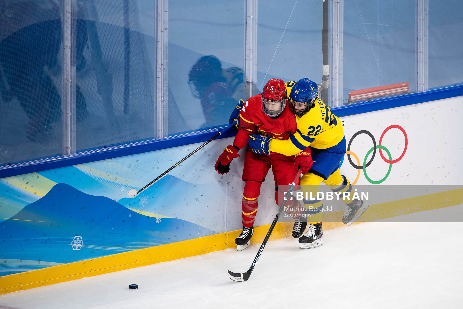 Huier Huang of China and Linn Peterson of Sweden in the