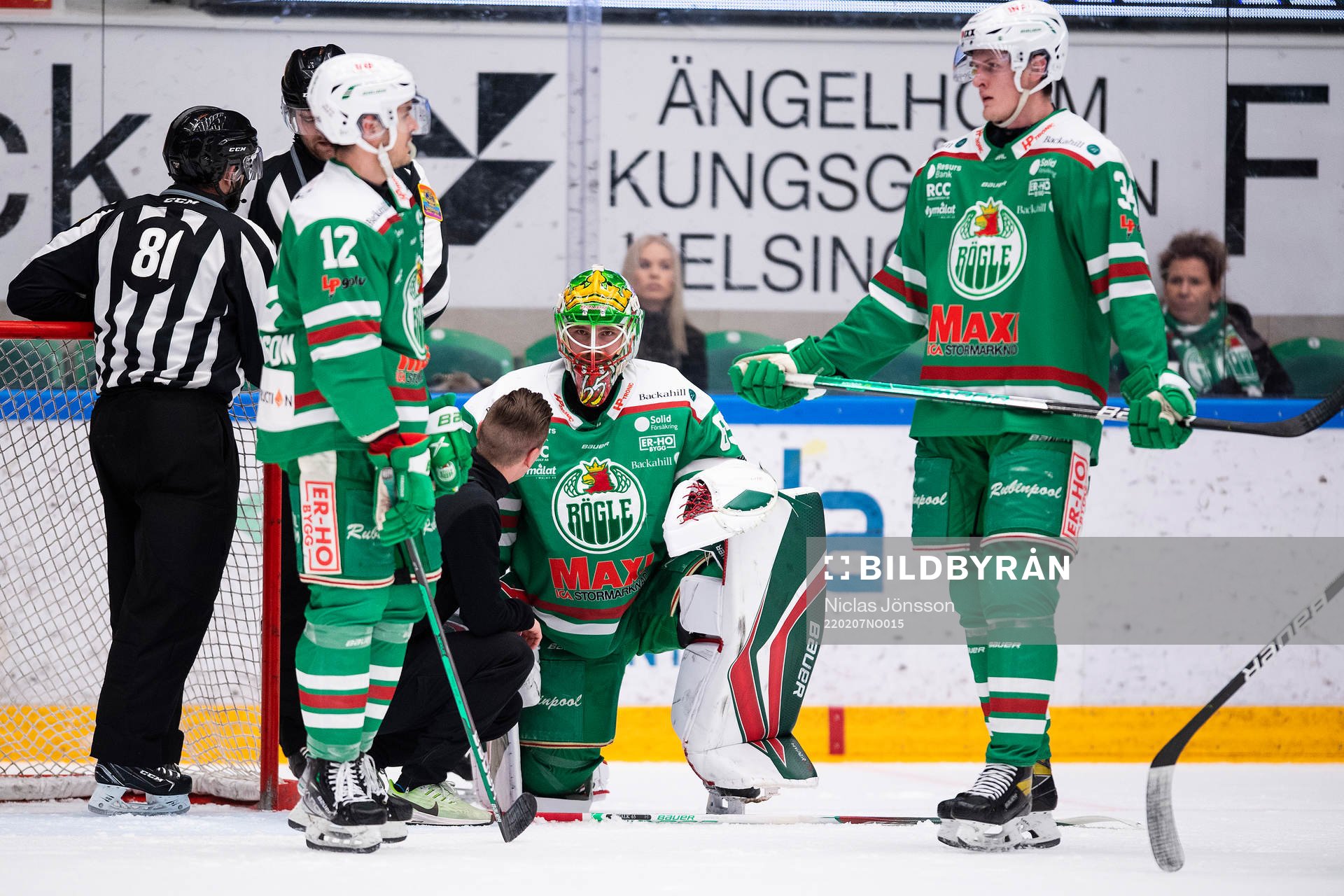 Rögles målvakt Christoffer Rifalk får vård