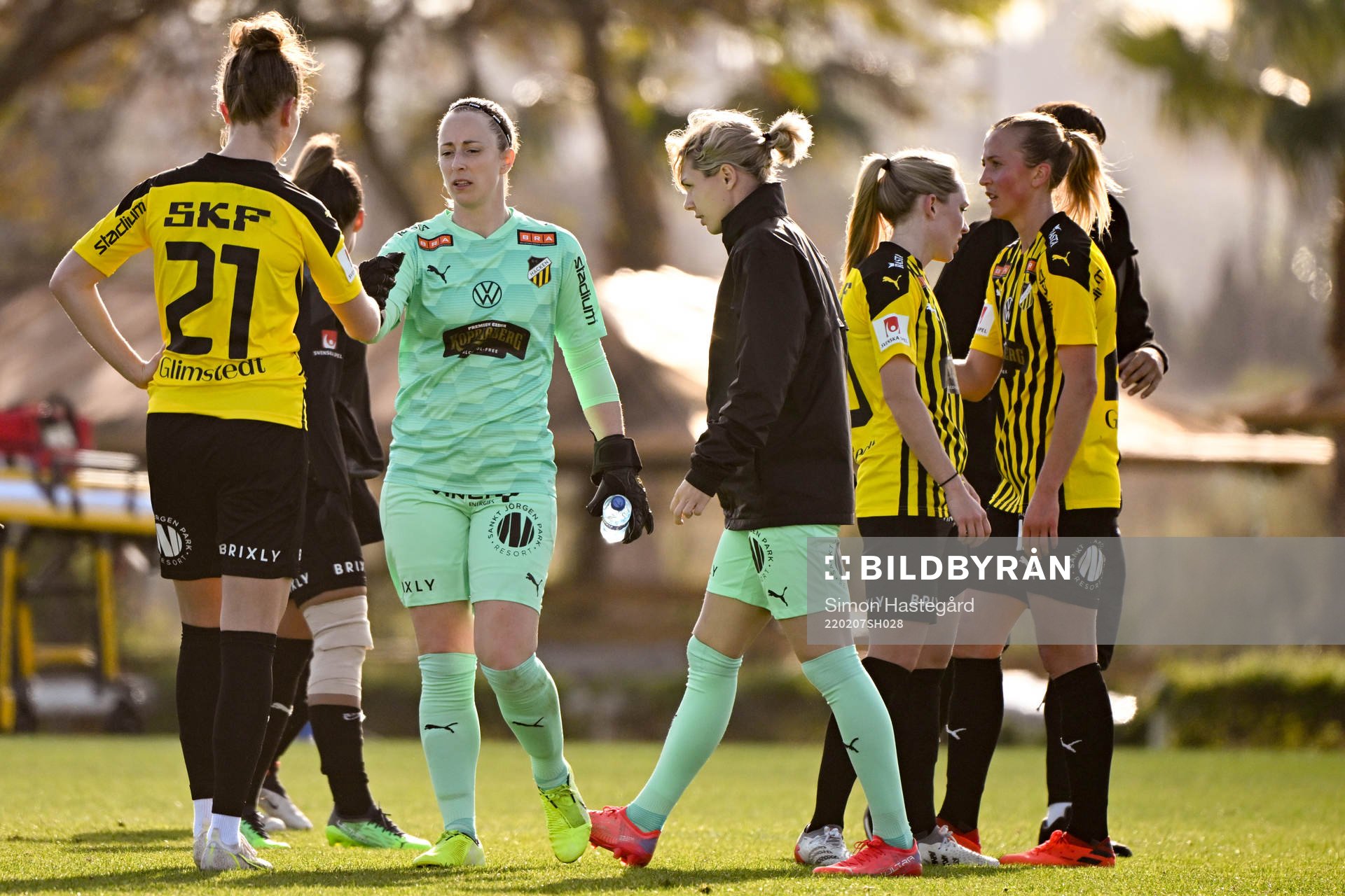 Goalkeeper Loes Guerts och goalkeeper Jennifer Falk looks