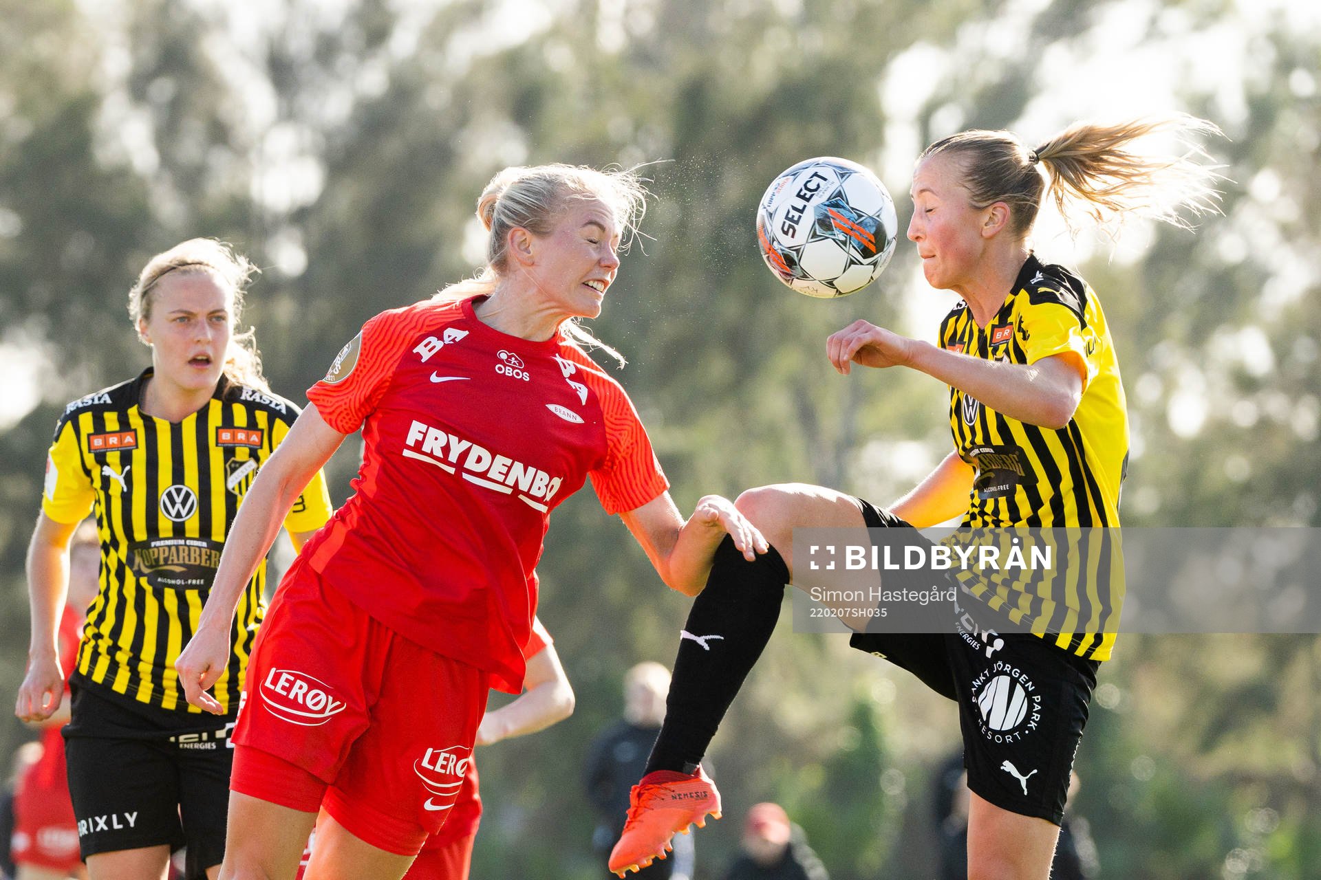 Lisa Fjeldstad Naalsund of Brann and Julia Karlernäs of