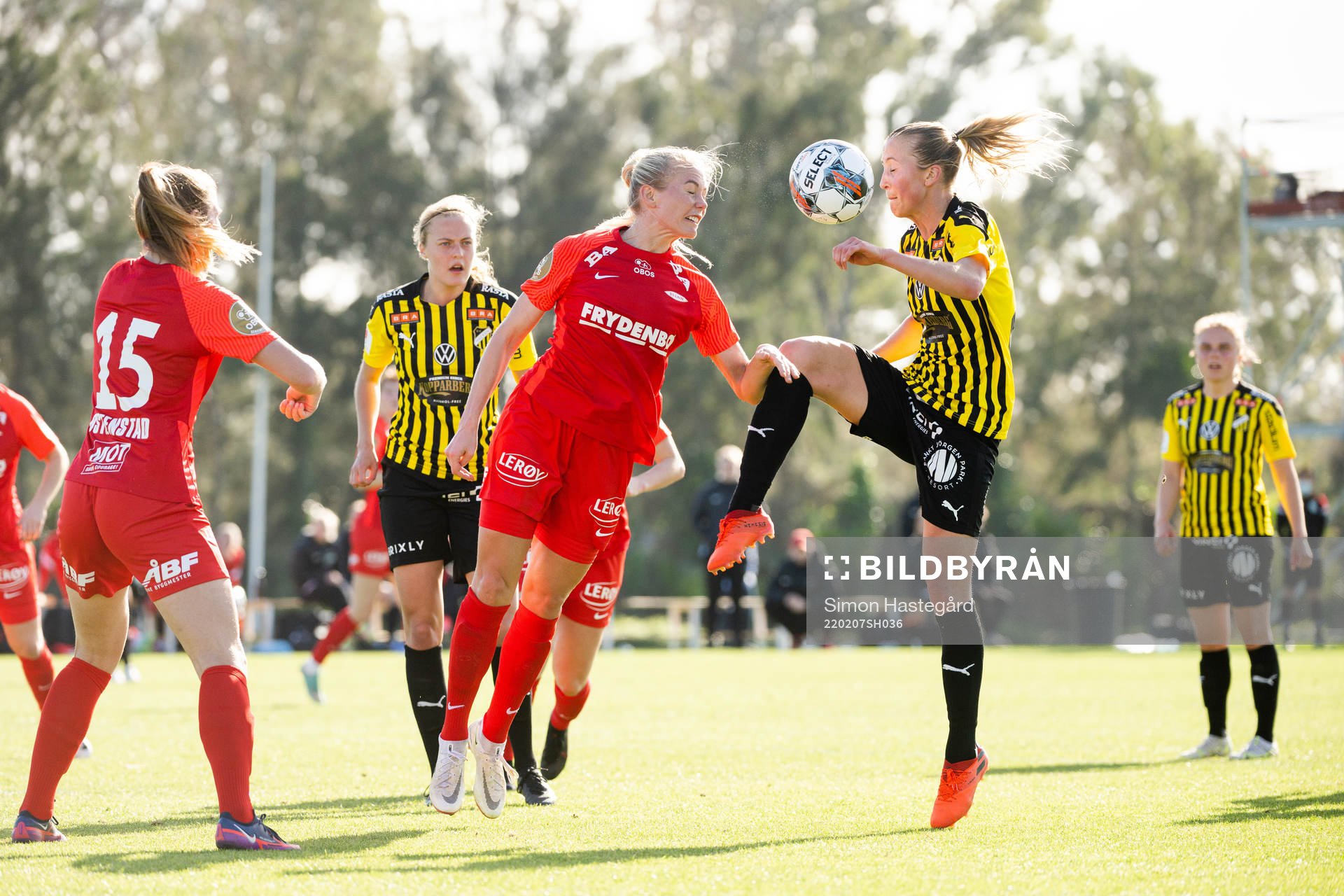 Lisa Fjeldstad Naalsund of Brann and Julia Karlernäs of