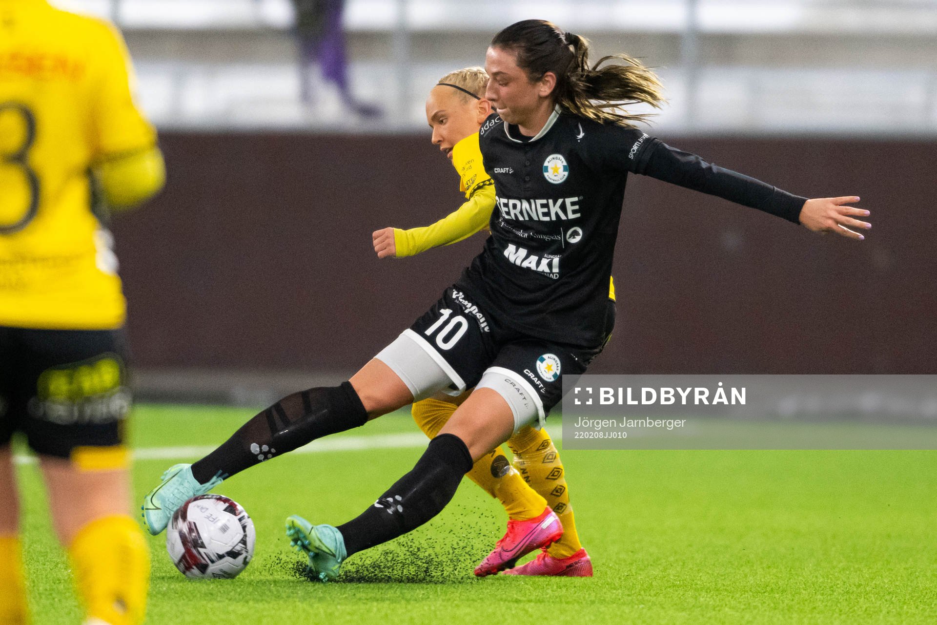 Alingsås Stina Jensen och Elfsborgs Tea Skoglund (skymd)