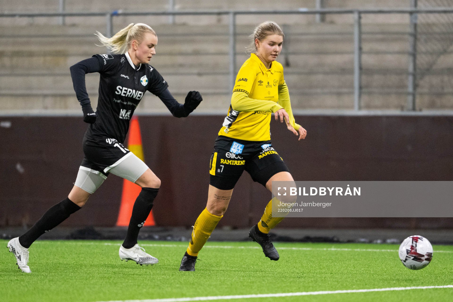 Alingsås Emelie Liljered och Elfsborgs Elin Dahl under en träningsmatch i fotboll mellan Elfsborg och Alingsås den 8 februari 2022 i Borås. 