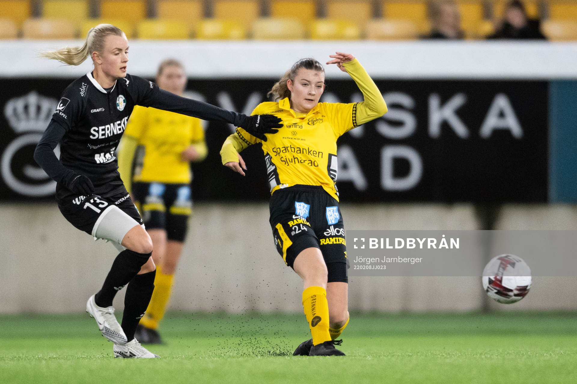 Alingsås Emelie Liljered och Elfsborgs Ida Backlund under en träningsmatch i fotboll mellan Elfsborg och Alingsås den 8 februari 2022 i Borås.